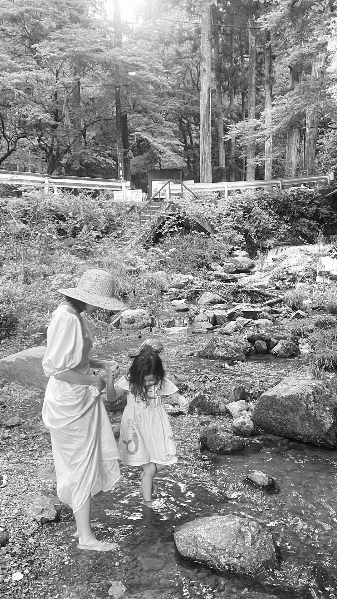 大塚良子のインスタグラム：「再投稿🙏 今日はとっても素敵な、たまよさんとデート 青もみじが降り注ぐ貴船に連れて行ってもらいました。  それそれは清々しくて、心身ともに浄化。 たくさんパワーをもらって 川のせせらぎを聴きながら 納涼ってこういうことだわあと、 川床も神社も川も最高に気持ちのよい場所でした。  ちなみに、貴船の川床は「かわどこ」と呼んで 鴨川は「かわゆか」らしい。 京都のこだわり感じます🎐  今日お食事した「ひろ文」はなかなか予約の取れないお店で並ぶと3時間待ちとからしく地元のお友達にビックリされた。車でビューンと行って、入れますか？で入れたなんて、ありがたや♡ご馳走様でした✨」