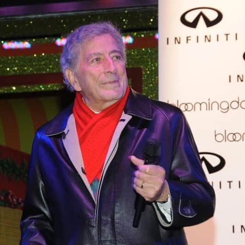 Bloomingdale'sのインスタグラム：「We are deeply saddened to learn of the passing of our friend, the legendary crooner, Tony Bennett. We were so fortunate to have him perform at the unveiling of our flagship’s Holiday Windows in 2008, and were all awed by his kindness, charisma, and immeasurable talent. Our hearts are with his family and loved ones today. He will be greatly missed ❤️」