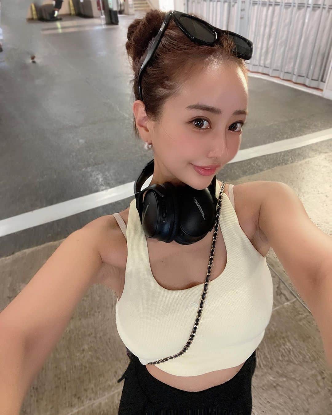 のインスタグラム：「kithのトップス優勝💛💛💛 帰りの日のらくちんstyle🌻  #hawaii#waikiki#honolulu#ハワイ旅行#ハワイおすすめ #機内コーデ #kith#gentelmonster #gentelmonstersunglasses」
