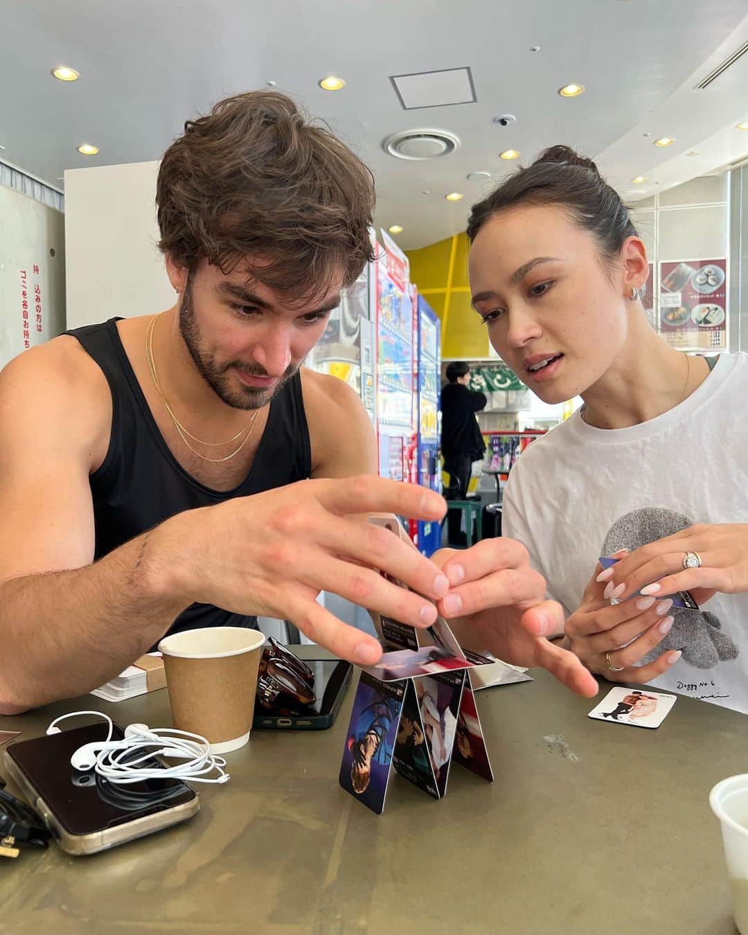 マディソン・チョックのインスタグラム：「How did it end? 🃏  #theICE #tradingcards #houseofcards #figureskating」