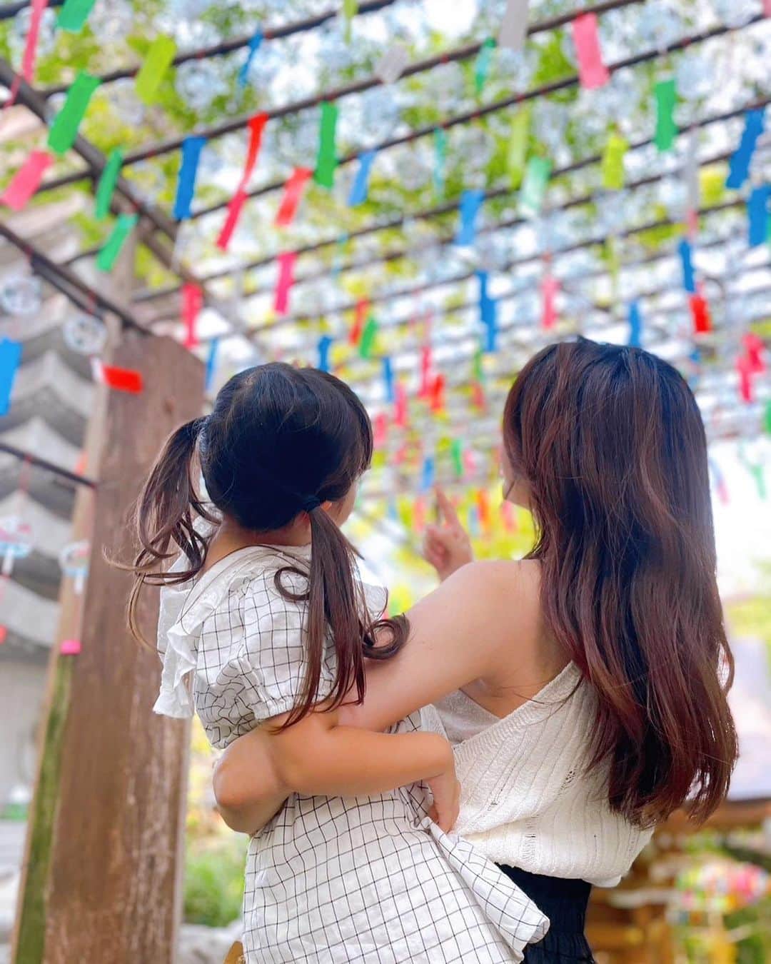 伊藤友里さんのインスタグラム写真 - (伊藤友里Instagram)「同じく福岡県小郡市にある通称かえる寺の風鈴まつり🎐🎐  境内にずっと続く数千個の風鈴は圧巻で 音色もとても心地よかったです☺️  風鈴ひとつひとつに願い事が書かれた短冊がゆらゆら🎋✨ みんなの願い事が叶いますように👏  お寺の猫ちゃんにも癒されました(4匹いるよ)🐱🫶  #かえる寺　#如意輪寺　#風鈴まつり」7月22日 8時43分 - ito_yuri_official