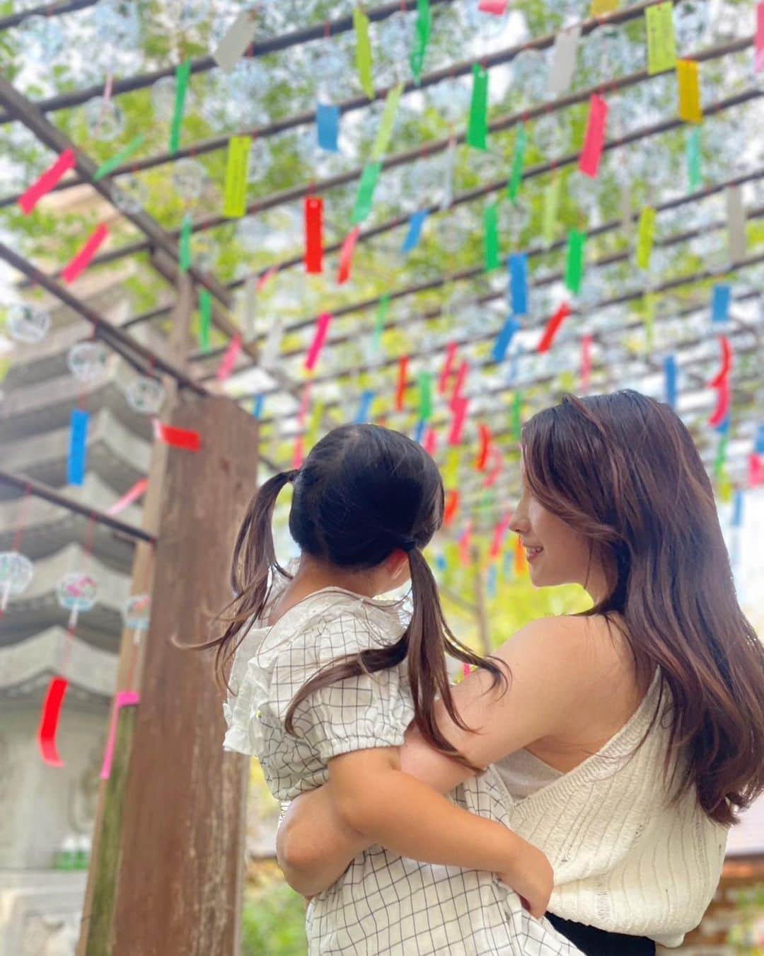伊藤友里さんのインスタグラム写真 - (伊藤友里Instagram)「同じく福岡県小郡市にある通称かえる寺の風鈴まつり🎐🎐  境内にずっと続く数千個の風鈴は圧巻で 音色もとても心地よかったです☺️  風鈴ひとつひとつに願い事が書かれた短冊がゆらゆら🎋✨ みんなの願い事が叶いますように👏  お寺の猫ちゃんにも癒されました(4匹いるよ)🐱🫶  #かえる寺　#如意輪寺　#風鈴まつり」7月22日 8時43分 - ito_yuri_official