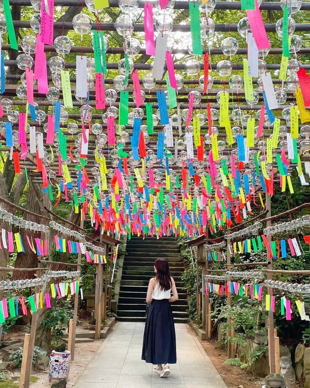 伊藤友里さんのインスタグラム写真 - (伊藤友里Instagram)「同じく福岡県小郡市にある通称かえる寺の風鈴まつり🎐🎐  境内にずっと続く数千個の風鈴は圧巻で 音色もとても心地よかったです☺️  風鈴ひとつひとつに願い事が書かれた短冊がゆらゆら🎋✨ みんなの願い事が叶いますように👏  お寺の猫ちゃんにも癒されました(4匹いるよ)🐱🫶  #かえる寺　#如意輪寺　#風鈴まつり」7月22日 8時43分 - ito_yuri_official