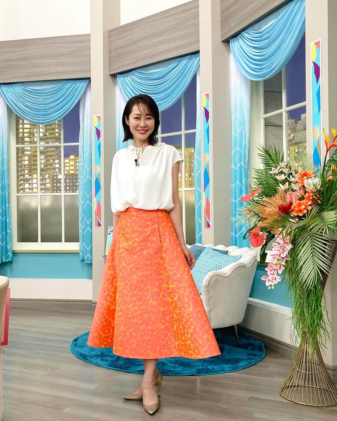 藤井美加子のインスタグラム：「✴︎ 昨日のお衣装と🧡🤍 夏らしい素敵なセット  tops: @designworks_ladies_official  skirt: @designworks_ladies_official  shoes:Loewe」