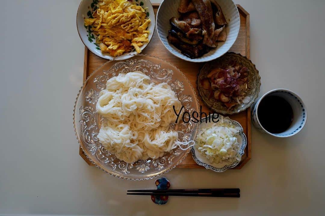 草間淑江さんのインスタグラム写真 - (草間淑江Instagram)「みなさまおはようございます！  7月22日の朝です。  今朝は、頂き物の小豆島の素麺で。  具は、炒めたナスと豚肉に、麺つゆ、すり生姜、お酒、お水５０mlくらい入れて煮からめたもの。  錦糸卵風なものと、茗荷とネギでいただきました。  立派な桃も頂き物🍑  美味しかったー❤️  今朝も感謝して  ごちそうさまでした😊🙏  さて、今朝はいくらか涼しく感じますね。  みなさまが素敵な週末になりますように❤️  #朝食#茄子と豚肉#小豆島のそうめん#頂き物#桃ごこち#美味しく頂きました🙏 #ごちそうさまでした」7月22日 8時44分 - yoshie_kusama