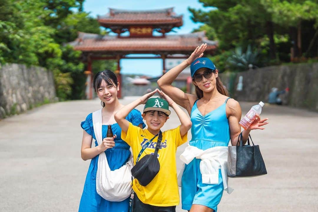 YumeFitのインスタグラム：「. . Day2🏝️  ちょこちょこ好きな物を色々食べてるけど 1日中歩いてるから逆に絞れてる😂  子供達も楽しそうで嬉しい☺️  それにしても天気が良すぎて暑い🥵  #沖縄」