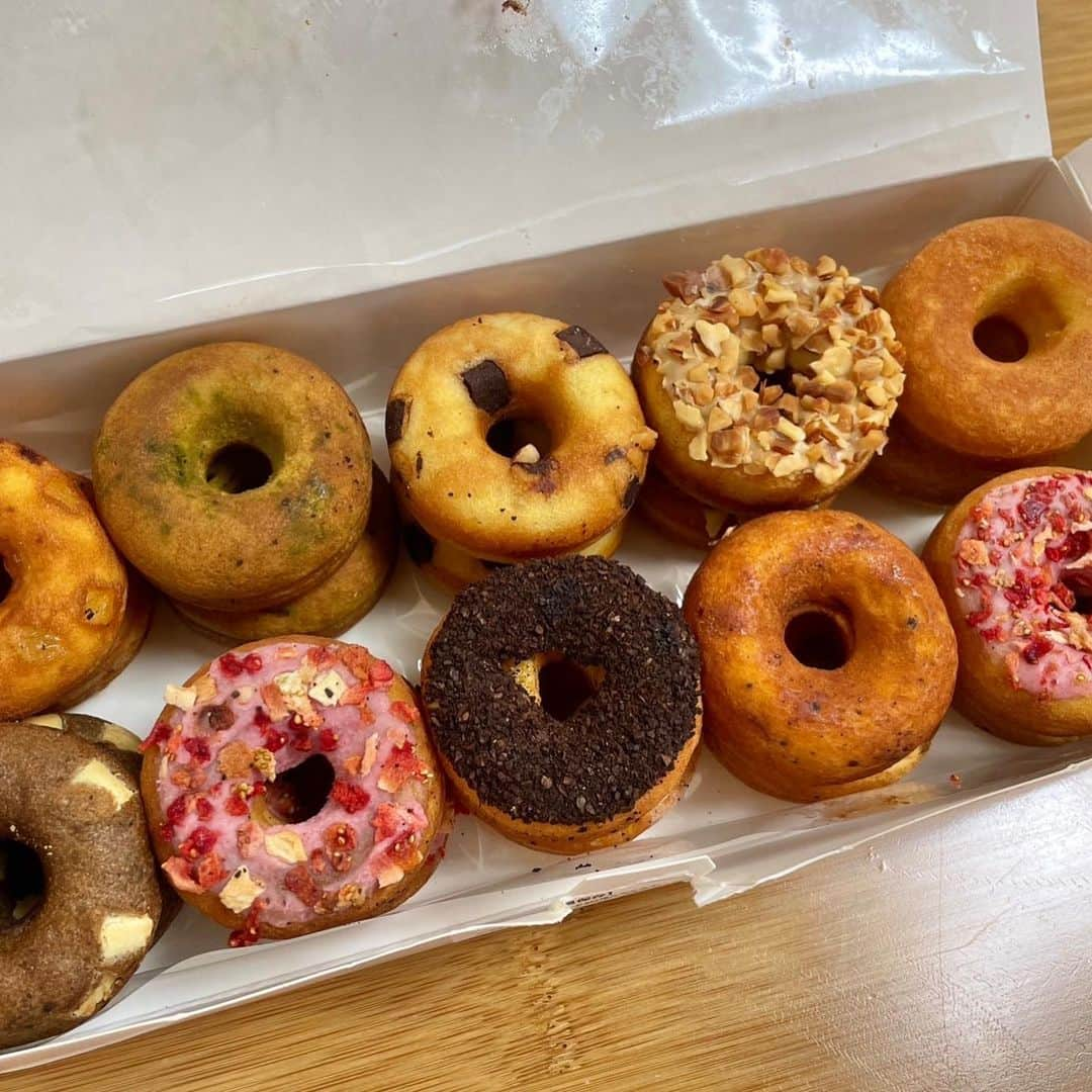 モモコさんのインスタグラム写真 - (モモコInstagram)「スタッフから可愛いドーナツいただきました🍩 楽屋で、皆で食べました💕 最近、こにたんをはじめ家族がダイエットモードだから、お菓子は楽屋で😅  今日は、あさパラS 2時間SP観てねー❗️ ニセコロケの放送あります💕  今回配信のYouTube『モモコ新聞』は、ゴルフ動画です🏌️‍♀️ 打ちっぱなしで練習したり、コースも楽しくて良く行ってます❗️ そして、人生初めてのパーもでました⛳️ 是非、見てねー❗️  #ハイヒールモモコ #👠 #👠🍑 #CHANEL #シャネラー #グルメ #アメブロ  #モモコ新聞 #ゴルフ #ゴルフ女子 #打ちっぱなし #コース  #あさパラS #ニセコロケ # おやつ #ドーナツ #お土産」7月22日 8時54分 - highheel_momoko