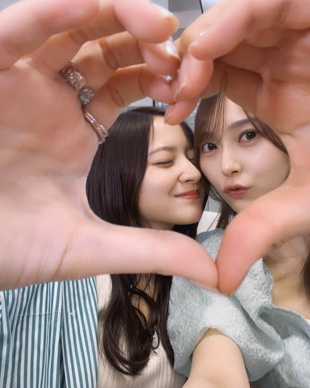 金川紗耶さんのインスタグラム写真 - (金川紗耶Instagram)「弓木奈於集！！！  #乃木坂46  #金川紗耶  #弓木奈於  #sayagram  #ツーショット  #いろんな方法で写真撮ってます #映える写真の撮り方教えてください  #カメラ  #📷」7月22日 8時54分 - saya.kanagawa_official