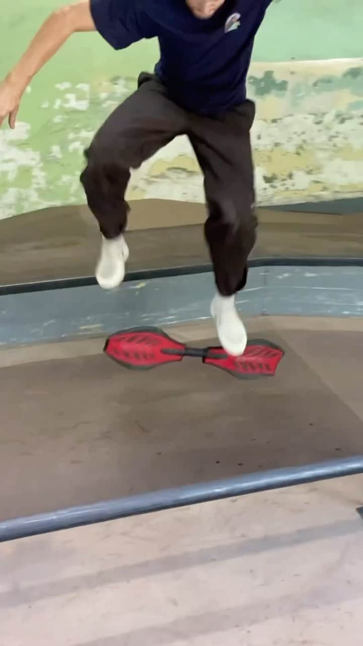Skate Crunch (OG)のインスタグラム：「@shaunhover’s “sponsor me tape” for @razorworldwide 📼🤞🏼😂 📹: @michaelcorneliusen @judheald」
