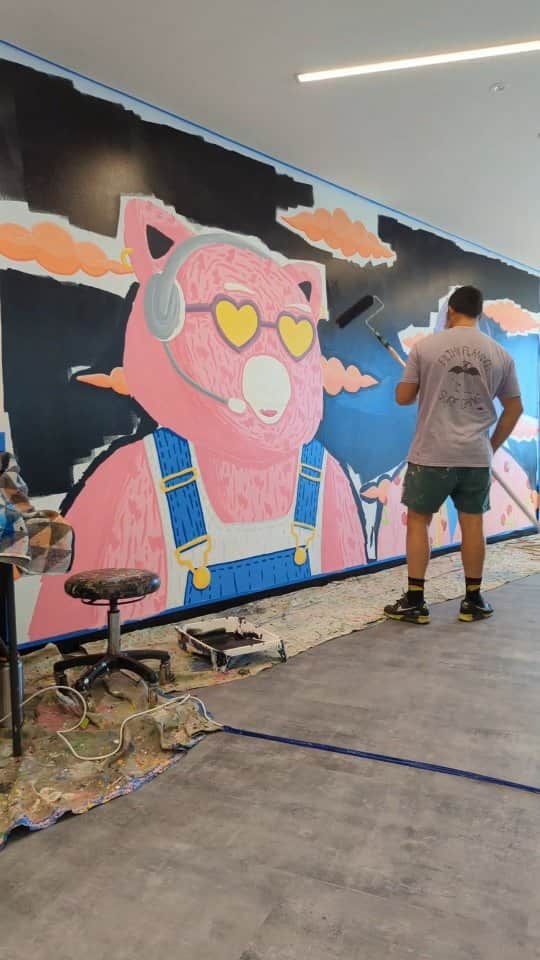 MULGAのインスタグラム：「The painting of the mural in Tik Tok's amazing new Sydney office.⁣ ⁣ Fun fact, I once had a job working in the call centre/help deck for Count Financial in the now demolished building next door (the one with the crane).⁣ ⁣ #mulgatheartist #mural #muralart #muralartist #australianstreetart #australianart #art #painting #muralvideo #ArtisticExpressions #mulgakongz #tiktok #TikTokMural」