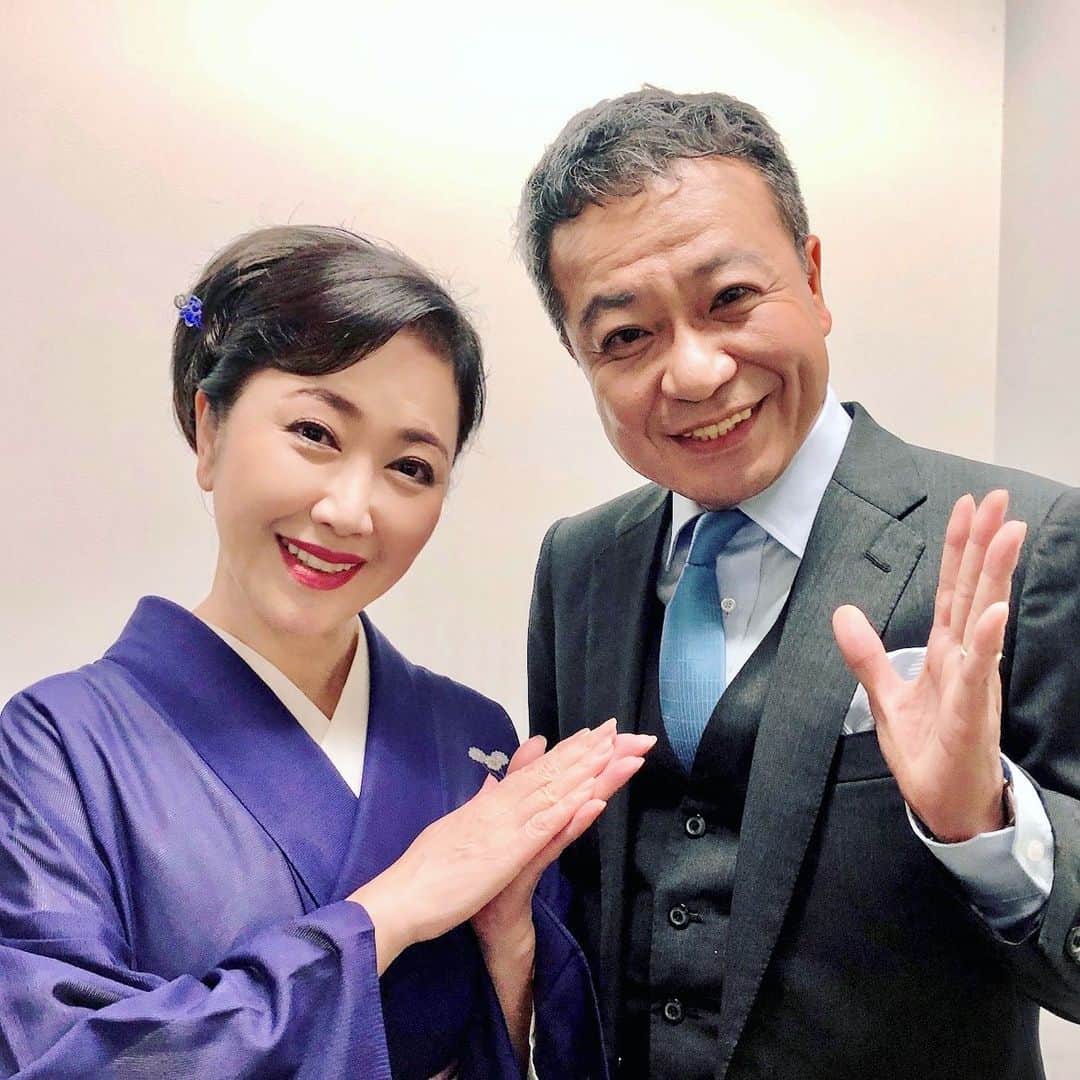 伍代夏子のインスタグラム：「昨日はニッポン放送「中山秀征の有楽町で逢いまSHOW 」の収録📻 応援に来て下さった夏子組の皆サマ、暑い中ありがとうございました😊 1本目でご一緒した『新人歌手』❓のBOSS岡さんと…📷 どこかで見た顔だな〜🤣 #ニッポン放送 #有楽町で逢いまshow  #中山秀征 さん #boss岡 さん」