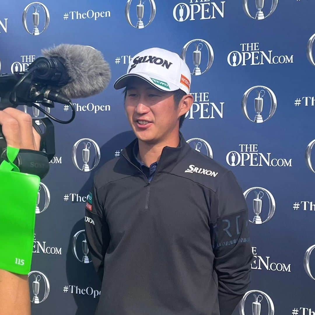  JGTO 男子プロゴルフツアーのインスタグラム：「第151回全英オープン二日目⛳ 日本勢は、通算イーブンパーの25位タイで決勝ラウンドに臨む松山英樹のほか、星野陸也が予選通過を果たした。 この日4オーバーから出た星野には、15番でグリーン周りの刈り込みから52度のウェッジを選択した第3打をチップイン。イーグルで一気に圏内に潜ると、最後18番は丁寧に刻み、90ヤードの残りから確実にチャンスを作ってバーディで締めくくった。 前半ホールでロストボールをするなど、「ずっとハラハラドキドキのゴルフでした。心臓に悪い」と安堵の笑みをこぼして、「この2日間はずっとショットが荒れていて、アプローチとパターでしのいだ結果」。 終盤に来たご褒美で、通算2オーバーの39位タイに上昇。 メジャーは8度目の挑戦で3度目、「全英オープン」は、3年連続3度目の出場で、初めての決勝進出となった。 「明日はひとつでも伸ばして順位を上げて、最終日に上位争いできるようなゴルフがしたい」。  なお中島啓太や比嘉一貴などほか7人のJGTO選手は、予選敗退した。」