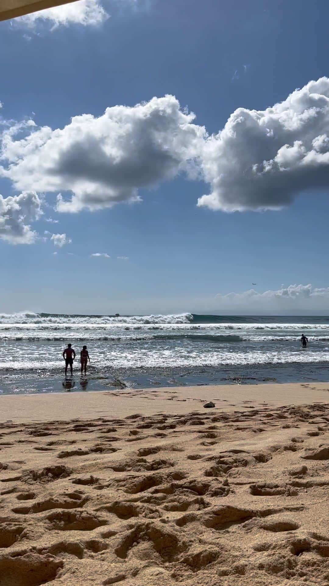 surflineのインスタグラム：「It’s here.  The biggest swell of the season landed in Indonesia and look how beautiful these lines are in Bali! Check out our analysis at the link in bio and if you aren’t there, enjoy the waves through our live cams.  🎥 @zandermorton」