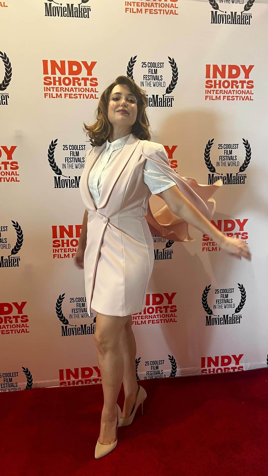 ミラーナ・ヴァイントゥルーブのインスタグラム：「PICKLED HERRING premiered at Indy Shorts last night and I guess dreams come true or whatever.」