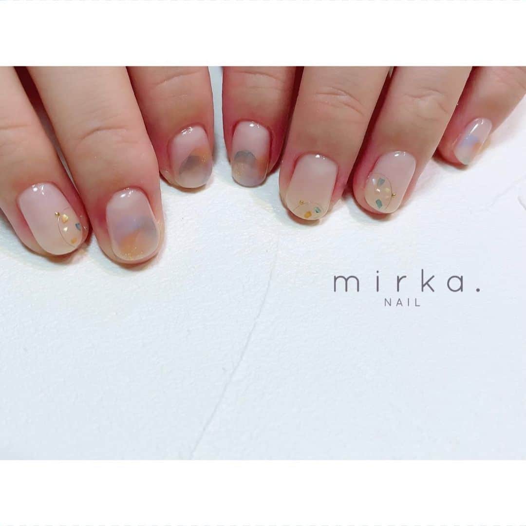 mirka. NAIL(ミルカネイル)さんのインスタグラム写真 - (mirka. NAIL(ミルカネイル)Instagram)「⁡ ⁡ ⁡ 水彩とシェルで夏っぽく𓆟 ⁡ ⁡ ⁡ ………………………………………………………… ⁡ ご予約、お問い合わせは LINE ID⇒ @mirka.nail (@含む)まで。 ⁡ ご新規様はハイライトの「ご案内」と「ご予約方法」を必ずお読みいただいてからご予約くださいますようお願いいたします。 空き状況や詳細はLINEの投稿からご確認ください。 ⁡ ⁡ ⁡ ⁡ #mirkanail#nails#nail#nailart#naildesign #ショートネイル#ネイルアート#ネイルデザイン#ネイル#大人ネイル#シンプルネイル#オフィスネイル#ニュアンスネイル#ナチュラルネイル#カジュアルネイル#ショートネイルデザイン#美甲#夏ネイル#夏ネイル2023 #プライベートサロン#プライベートネイルサロン#東京ネイルサロン#東京ネイル#江東区ネイルサロン#森下#清澄白河 ⁡」7月22日 9時09分 - mirka.nail