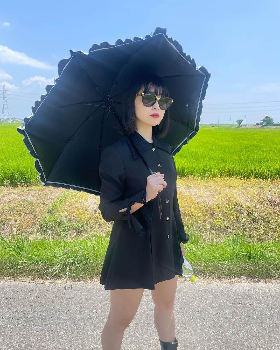 中里亜美のインスタグラム：「灼熱の田んぼで撮影でした🌱 三川小学校150周年記念プロジェクトに私たち @scarab.music の「VOICE」という曲を選んで頂き順調に進んでいるそう。 校長先生もやる気満々！嬉しい！  また秋にも会いに行くけど子供たちの成長が楽しみです😊💚  ところで日傘って不健康っぽくて 今まで使いたくなかったけど こんなに涼しいのね🫠笑  #袋井市 #三川小学校 #田んぼ #撮影 #SCARAB #スカラベ #未亡人感」