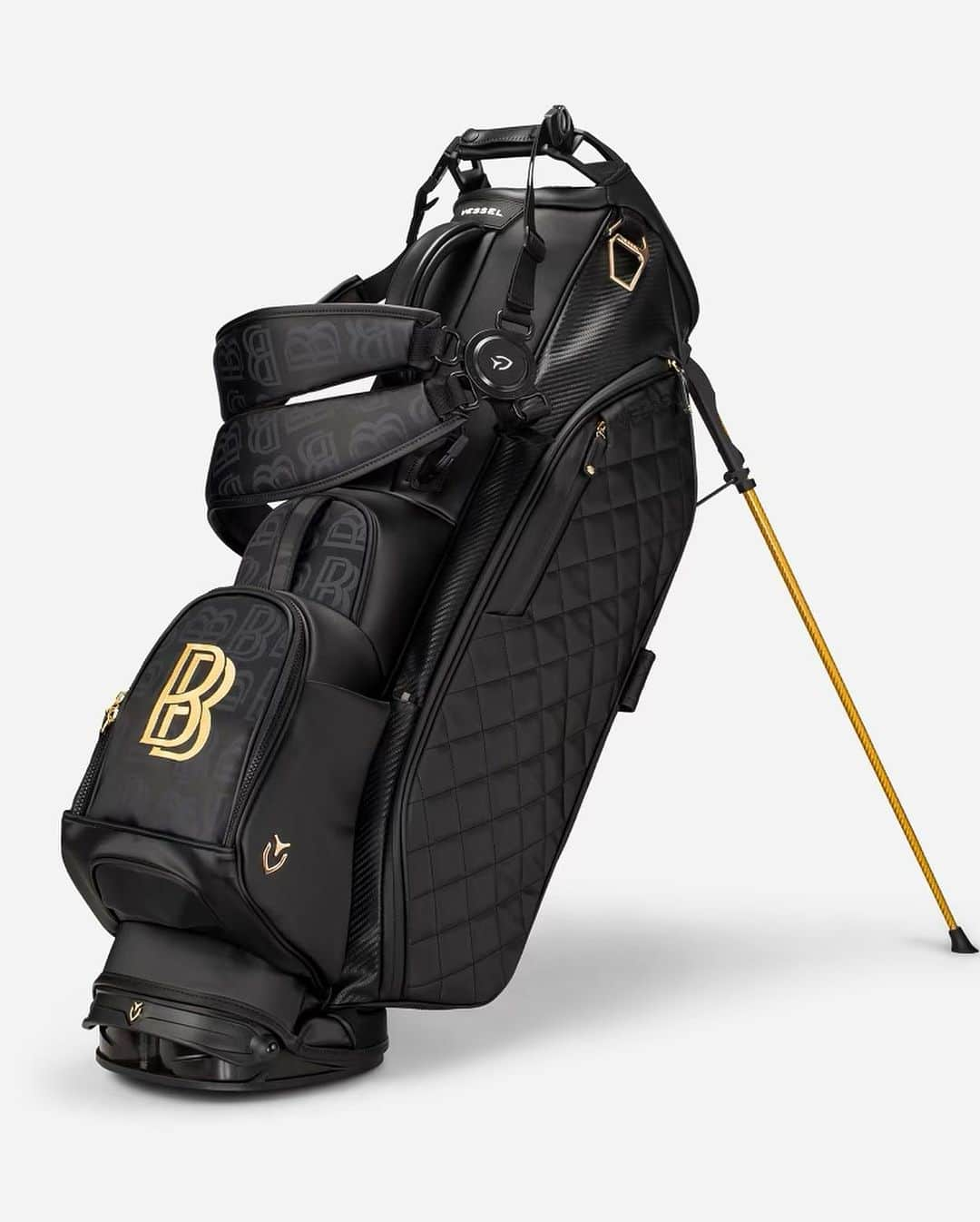 ベン・ボーラーのインスタグラム：「My BBACK 9 collection that drops this Wednesday 7/26 at 9am(pst) exclusively on the @ntwrk app includes an official collab with @vesselgolf for a very limited edition numbered to 50 Superior Lux Golf Bag. Gold Golf Balls, Gold 5 in 1 Divot Tool. A BB golf towel and so much more. Don’t miss out! Subscribers will get a day jump on the drop. Again. Thank you for your support in my new journey aka the “BBACK 9” 🙏🏽⛳️🔥💎 #WashedLord #BBACK9 #BBDTC」