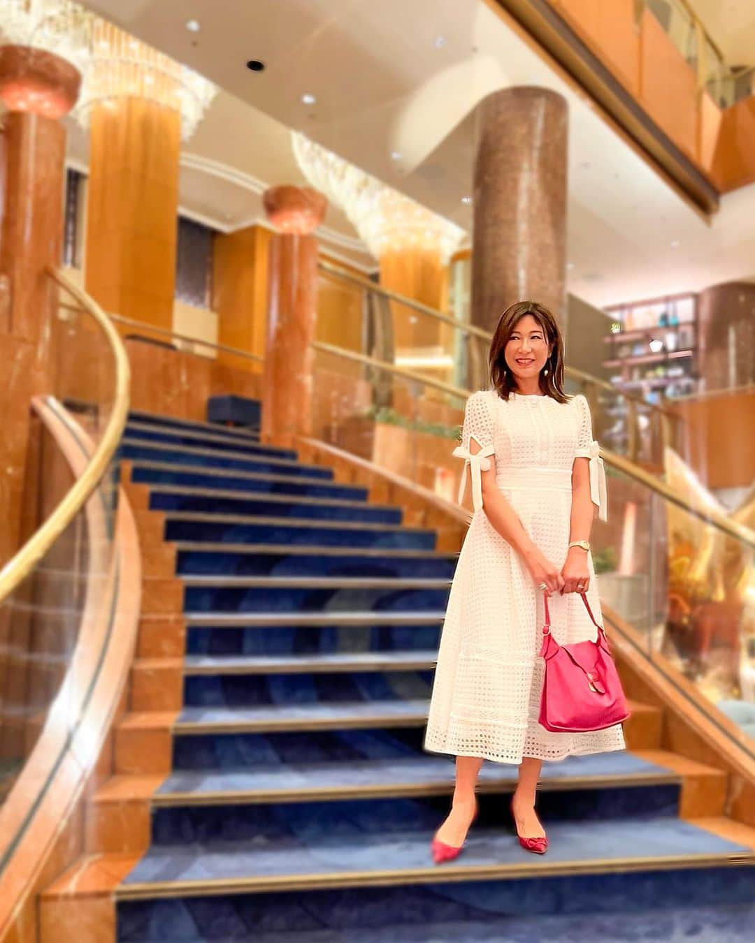 田中浩実さんのインスタグラム写真 - (田中浩実Instagram)「/思い出  この階段を登り、勇気をだして1人でお茶をした若い頃。  頑張るぞ！という気持ちと、大人の気分を味わいたかった。  大好きな階段♡   #横浜ベイシェラトン  #シェラトン  #横浜ホテル  #横浜  #sheraton  #思い出  #階段  #大人女子  #yokohama」7月22日 9時24分 - hiromi.tanaka.japan
