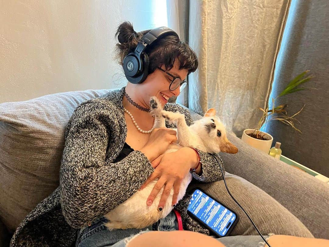 HEY VIOLETのインスタグラム：「it should be illegal to not have a studio dog when we’re recording」