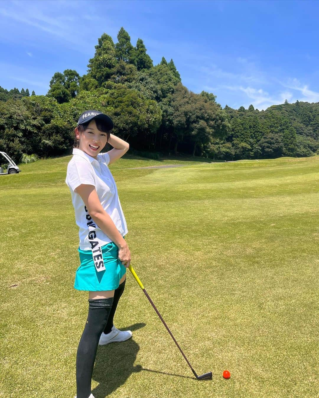 森千晴さんのインスタグラム写真 - (森千晴Instagram)「夏ゴルフ🤩🤩🤩 焼けましたね〜〜笑  スカートとソックスの隙間が1番焼けました😎  いくらラウンドしてもスコアが伸びないからレッスン再開しようと決心🤩  #ゴルフ #ゴルフウェア  visor&tops @pearlygates_official  bottoms @descentegolf.jp  socks @jackbunny_official」7月22日 9時28分 - mori.chiharu