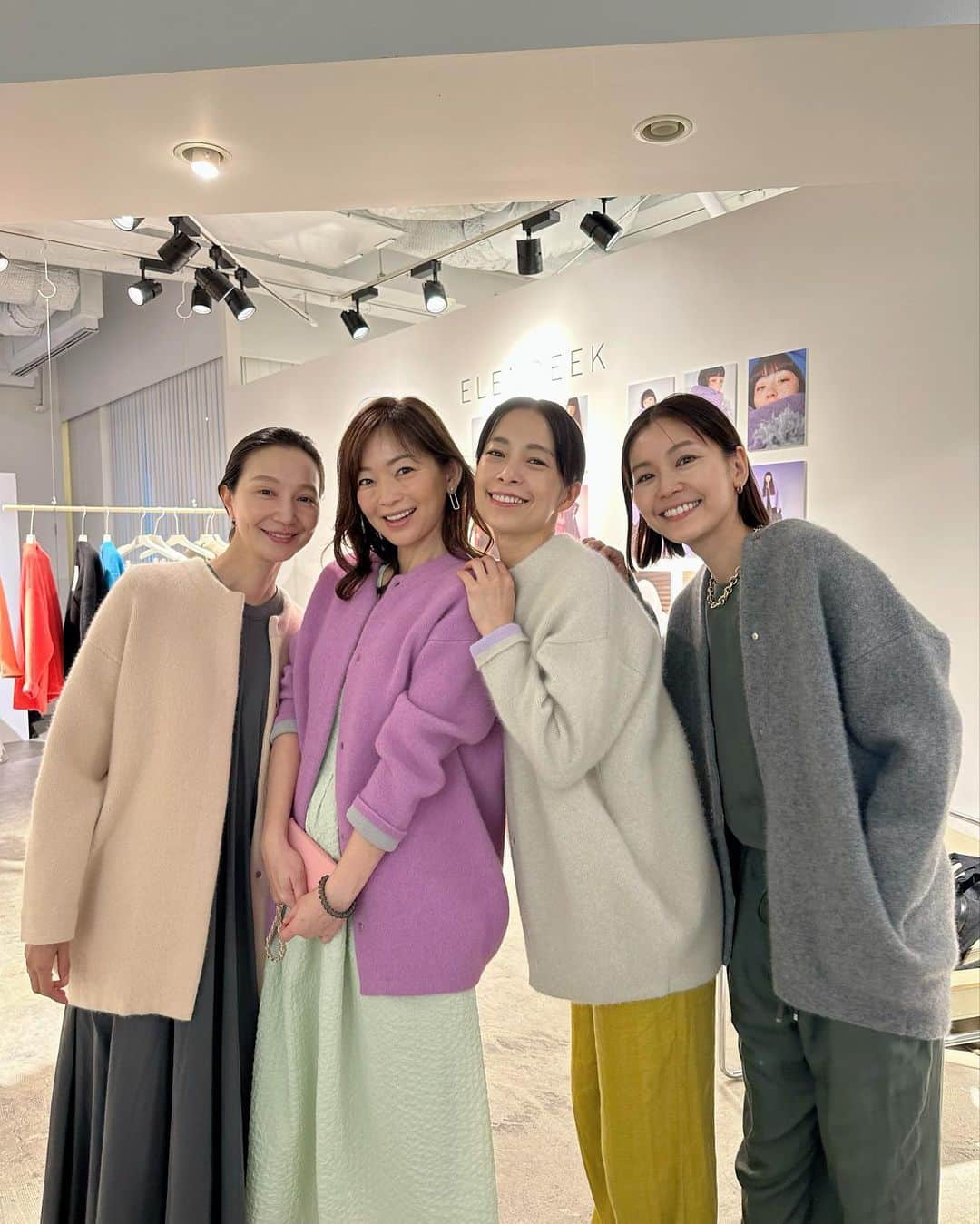 ナオのインスタグラム：「ELENDEEKの展示会へ あゆみちゃん、愛可ちゃん、純ちゃんと行ってきました😊  @elendeek   @ayumiayunco  @aikick  @junsatoidea   大人気のニットカーディガンをそれぞれ羽織って📷 配色が違うカラーがチラッと見えるのが可愛い😍  アウターも可愛いねぇとみんなで試着をたくさんしてきました♪  届くの楽しみ〜❤️  #elendeek  #エレンディーク #A/W #展示会」