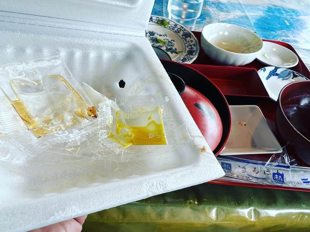 遠山正道のインスタグラム：「朝の納豆定食。 パックの隅をお箸で穴開けて、穴越しにフィルムを抜き去るのやってみたら、本当に糸も引かないしスルッといけた！ オススメ^ ^」