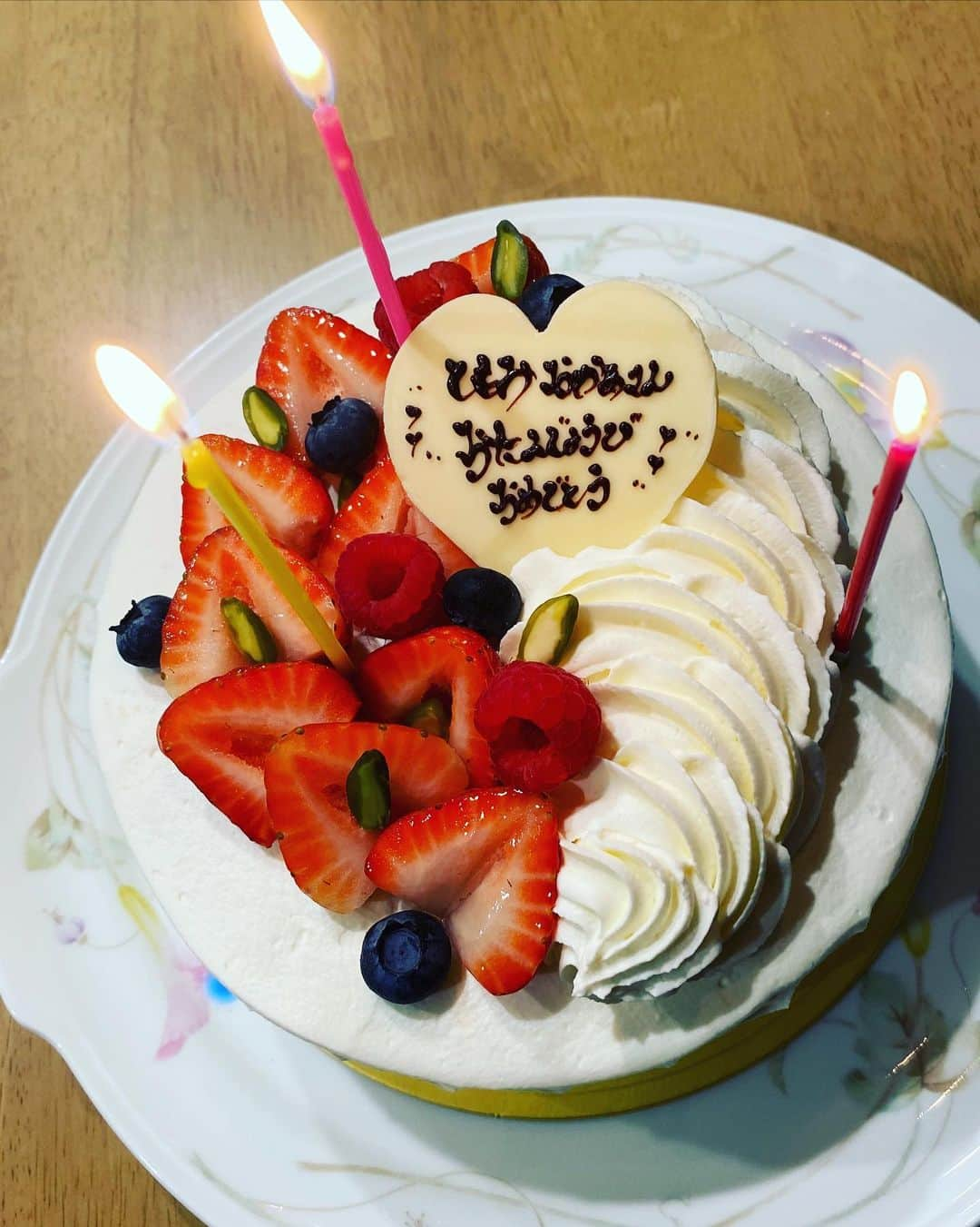 夢乃聖夏さんのインスタグラム写真 - (夢乃聖夏Instagram)「「7/21 」お誕生日でした🎂 2回目の成人式🎉  家族からお祝いしてもらいました🎂 「ともみおかあさん」 子ども達はそう呼びます😂  歳はサバ読んでロウソクを一本減らしました😜 気持ちは若くありたい😀  そしてシャイな主人からサプライズで私が生まれた年の赤ワインをプレゼントしてくれました🍷 どんな味がするんだろ〜 飲むのが楽しみです🍷  素敵な誕生日になりました🥰  いよいよ夏休み突入🌞 皆様も暑い夏、体調にはお気をつけて…楽しい夏をお過ごしください🌻🍺🎐🍉🛟  #7/21 #誕生日 #夏休み本番 #さっ！！がんばろ✊」7月22日 9時44分 - seika_yumeno