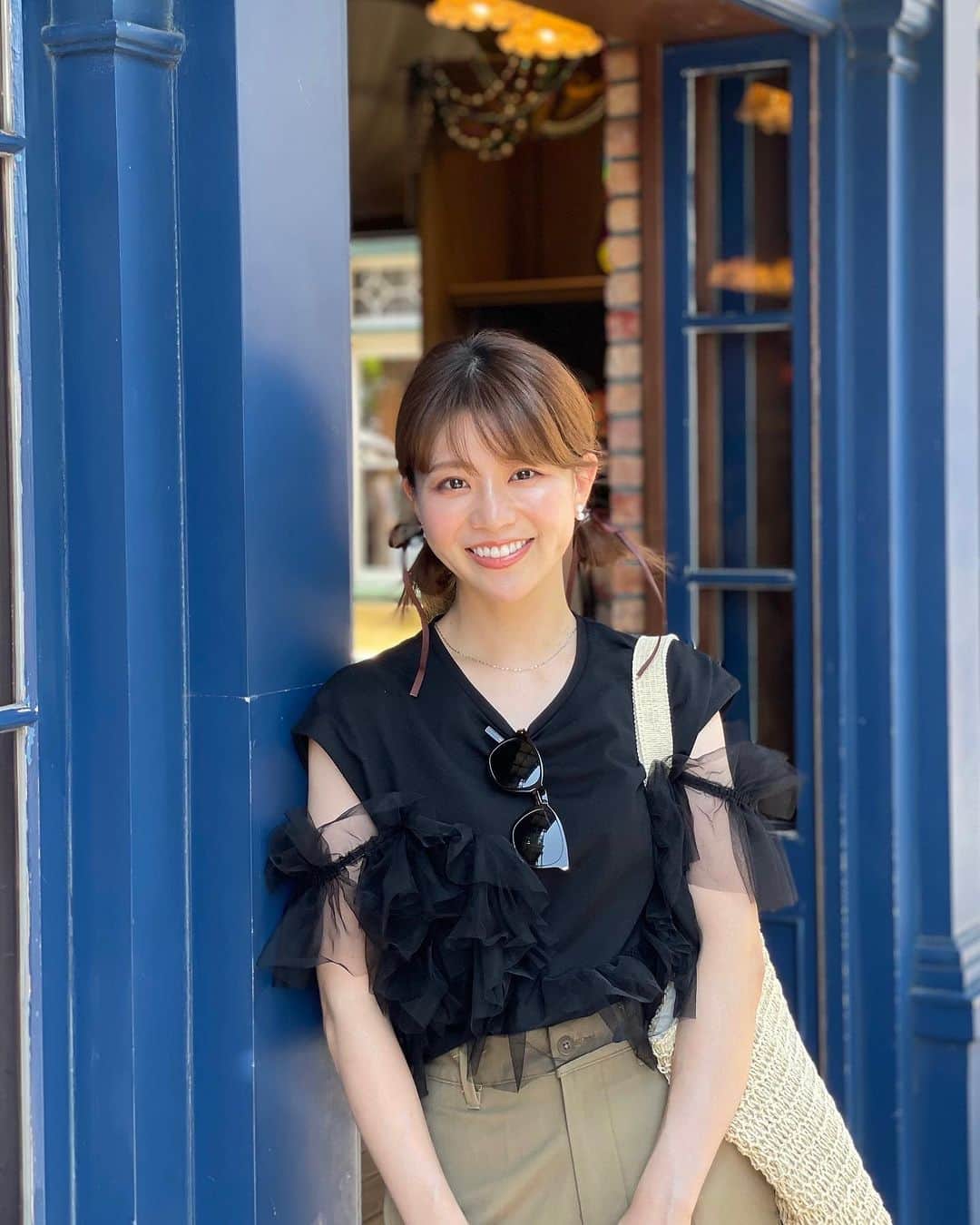 のインスタグラム：「夏ディズニー☀️  ⁡ ⁡ ⁡ ⁡ ⁡ ⁡ 暑すぎてほぼレストランの中にいたけど 楽しかった🏰 ⁡ ⁡ ⁡ ⁡ ⁡ ⁡写真はディズニーの中で1番盛れると思っている場所💙 あおいちゃんが プロ並みなクオリティで撮ってくれました🤣 #tdl#tokyodisneyland #ディズニーランド#ootd#outfit#テーマパークコーデ#ディズニーコーデ」