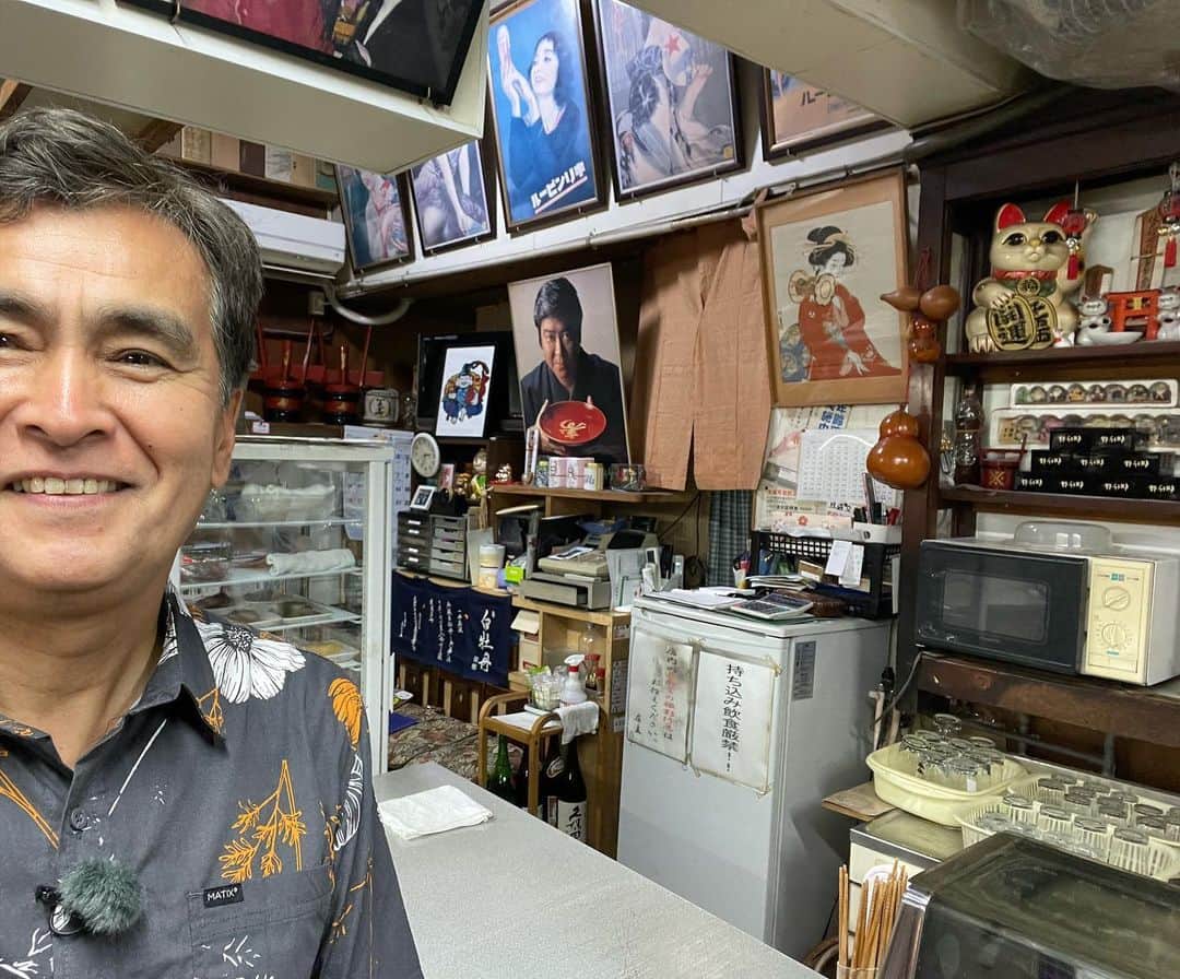 のインスタグラム：「福岡県北九州市の旦過市場の酒屋さん。角打ちは、北九州市が発祥とされている。八幡製鉄所の深夜労働者が仕事を終えて、朝から開いている酒屋の店先で一杯やることから始まったのだとか。 市場の中にあるからツマミには事欠かない。僕は北九州名物のぬか炊きが大好物。 ふと見れば、裕次郎叔父も大きな盃で松竹梅を嗜んでおられた。」