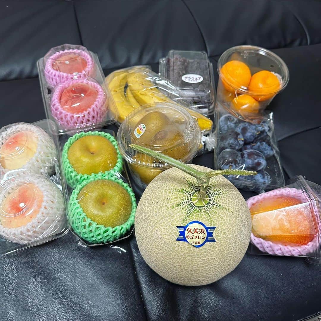 ハチミツ二郎さんのインスタグラム写真 - (ハチミツ二郎Instagram)「伊達ちゃんから高級フルーツが沢山届いた。 伊達ちゃんお得意のこれでもか！って程の。 今日から1週間フルーツが主食だ。 伊達ちゃんの奥様が選んでくれたとのこと。 有難う御座います。  #fruits #伊達みきお #フルーツ #0キロカロリー」7月22日 9時55分 - jirohachimitsu