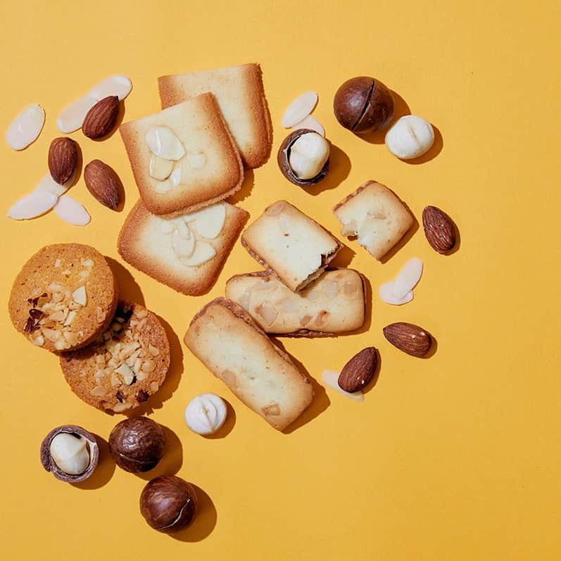ヨックモックさんのインスタグラム写真 - (ヨックモックInstagram)「7月22日は #ナッツの日 🥜  ナッツを使ったクッキーをご紹介します🐿✨  夏を感じながら過ごすおうち時間のおともに、 アーモンドやマカダミアナッツ・・・ ナッツをふんだんに使ったヨックモックのクッキーはいかがでしょうか？🏝🍪  みなさんはどんなナッツのクッキーが好きですか？ ぜひコメントで教えてくださいね💛  ***　  「バトー ドゥ マカダミア」 16枚入り　\1,728円 (税込)  「ビエ オザマンド」 26枚入り　\1,296円 (税込)  「ガレット ロシェ」 7枚入り　¥1,080(税込)  ***  𓂃𓂃𓂃𓂃𓂃𓂃𓂃𓂃𓂃𓂃𓂃𓂃𓂃𓂃𓂃𓂃𓂃𓂃𓂃𓂃  お写真に #ヨックモックのある暮らし のハッシュタグをつけて投稿すると、アカウントでご紹介させていただくこともございます📷💙 𓂃𓂃𓂃𓂃𓂃𓂃𓂃𓂃𓂃𓂃𓂃𓂃𓂃𓂃𓂃𓂃𓂃𓂃𓂃𓂃  #クッキー #クッキー缶 #ラングドシャー ＃クッキー好きな人と繋がりたい　#おうち時間 #おうちカフェ #お菓子好きな人と繋がりたい #ご褒美スイーツ #百貨店スイーツ #ギフト #gift #ナッツ #ナッツ好き #ナッツ好きと繋がりたい #ピスタチオ好き #アーモンドクッキー #マカダミアナッツ」7月22日 10時00分 - yokumoku_jp