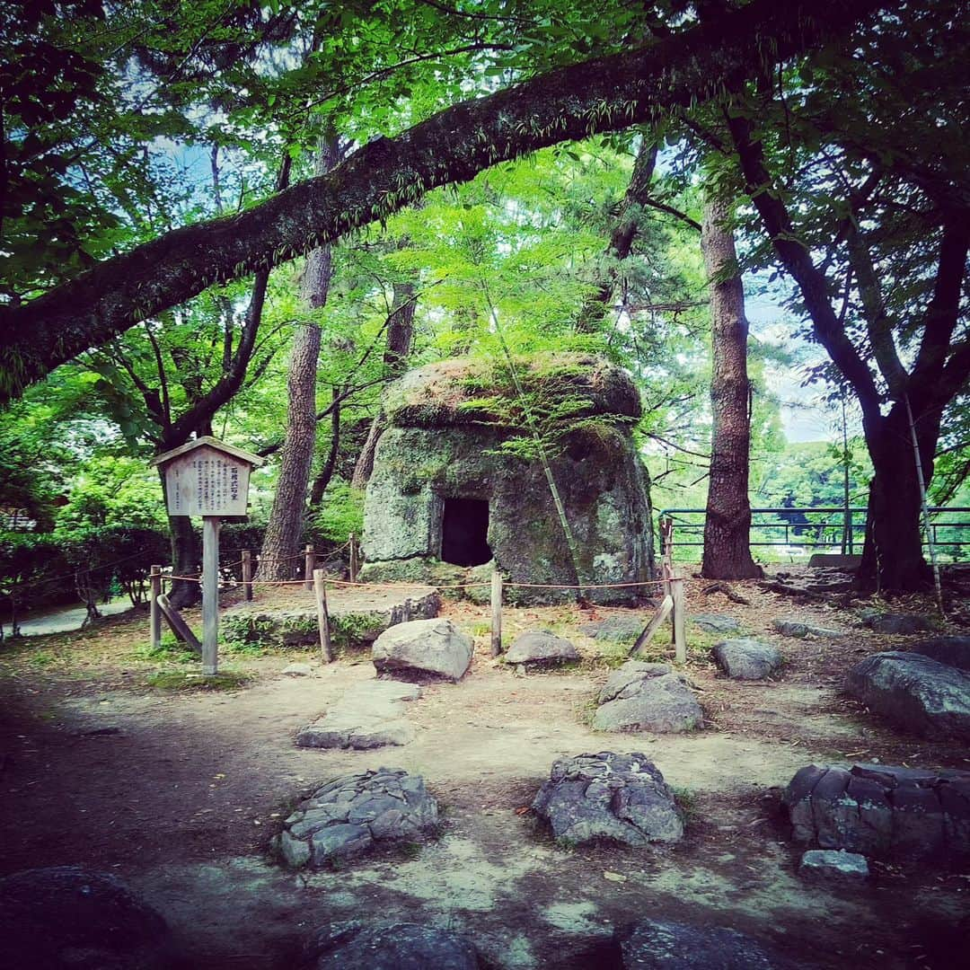 和田益典さんのインスタグラム写真 - (和田益典Instagram)「◆ナゴヤ記⑤  2023/7/16  名古屋城本丸外観を堪能しながら裏側(北側)に向かう。  やはりマニアックな俺は、遠く出雲の地からはるばる移築された古墳の石室を観に行く。  実はこれが目当て。  数年前に島根出雲國を訪れた時も幾つかの古墳を訪問したが、この石室もかつてはあの地に在ったのだなと。 遥か尾張の地まで移築された経緯はここでは割愛するが、こんな巨石を良く運んだものだと只只関心。  マニア観点ではなく客観的に見てみると、 「大きな石やね」 「苔とか生えてて如何にも古そう」 「中に落書きしてるよ」 「床は松ぼっくりだらけやね」 といったところか。笑 . . 引き続き、スマホの画像フォルダ見ながらテキトーに区切って続けます。 . . . #尾張 #名古屋 #ナゴヤ #nagoya #備忘録 #わだます古墳巡り #山代町 #団原古墳 #松江市 #島根 #出雲 #名古屋城 #移築 #移設 #石棺式石室 #古墳 #石室 #巨石 #史跡 #遺跡 #ancienttomb #tumulus #ancientmound #tomb #japanesehistory #dolmen #stones #stone #japan  #わだます尾張ナゴヤ記2023 .」7月22日 10時10分 - masunori_wada