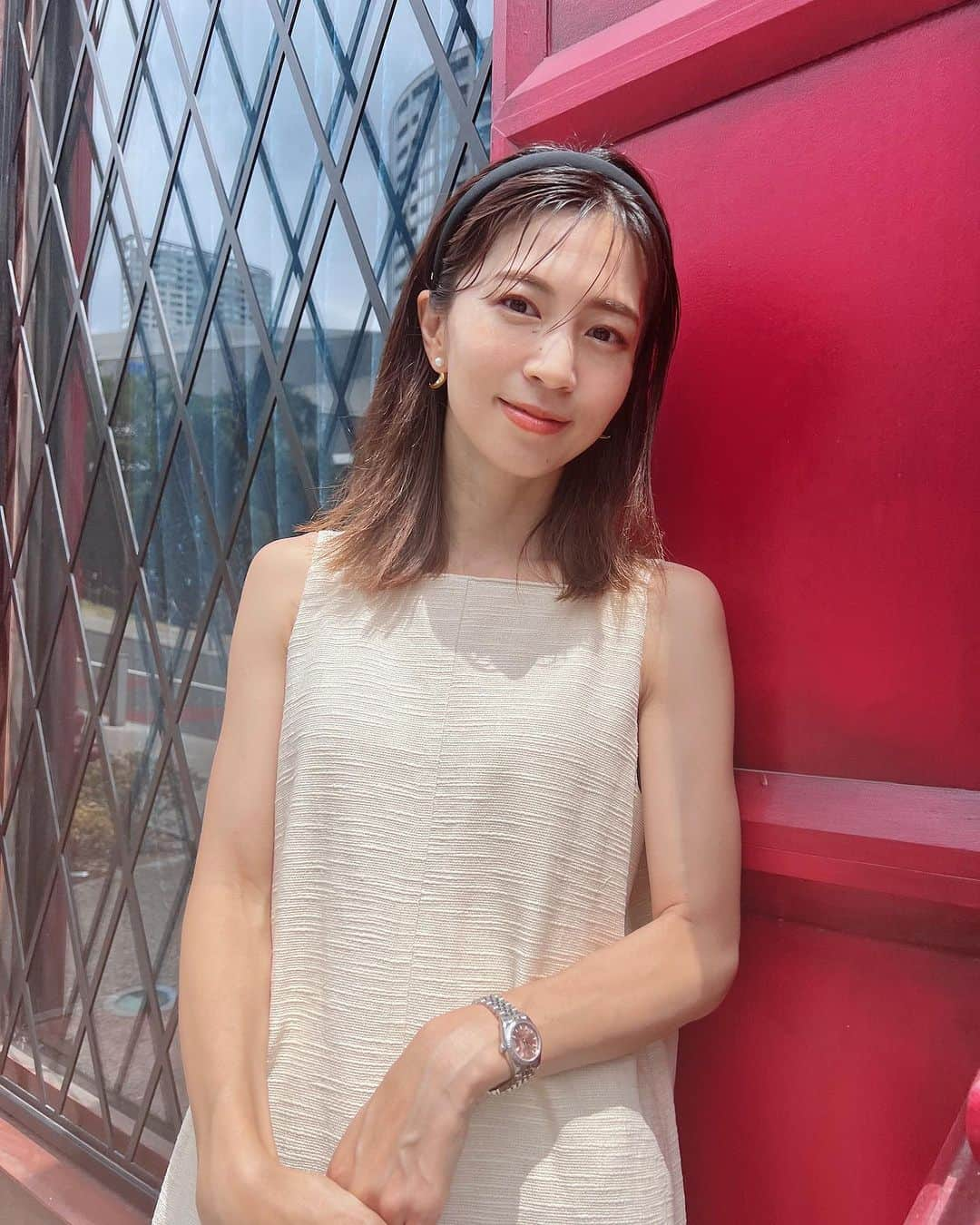 安田美沙子さんのインスタグラム写真 - (安田美沙子Instagram)「昨日はお仕事でTBSへ。。  マネージャーさんが沢山撮ってくれたので、沢山載せます。笑  ワンピース、ずっと着たくてやっと着れた🤍  前髪を伸ばし途中なので、ヘアバンドが手放せない＆高校生ぶりの ケープも手放せない。  パワーをつけるために、家族にビズタワーでひつまぶしを買うて帰りました🐟  #onepeace @pasand_by_nequittezpas  #bag @therow  #shoes  @inscrire_official  #hair @alexandredeparis_official  #ootd #みさこファッション #ハリッポッターカフェ」7月22日 10時02分 - yasuda_misako