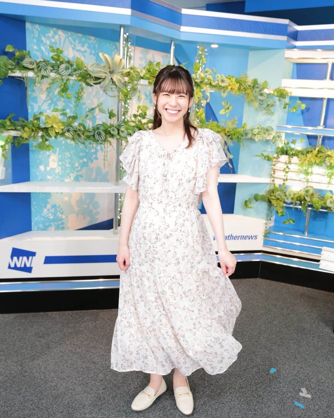 高山奈々のインスタグラム：「. 7月21日（金）アフタヌーン🐕 衣装協力👗  ●dress：tocco closetさん @tocco_closet  ●earring：OSEWAYAさん @osewaya_official  淡い色味のふんわりワンピース👗 お花柄や袖のフリルがとっても可愛かったです♡ シルバーとパールのイヤリングも素敵でした！！  素敵なスタイリングをありがとうございました💕  #ウェザーニュースlive  #ウェザーニュースキャスター  #キャスター衣装 #衣装協力」