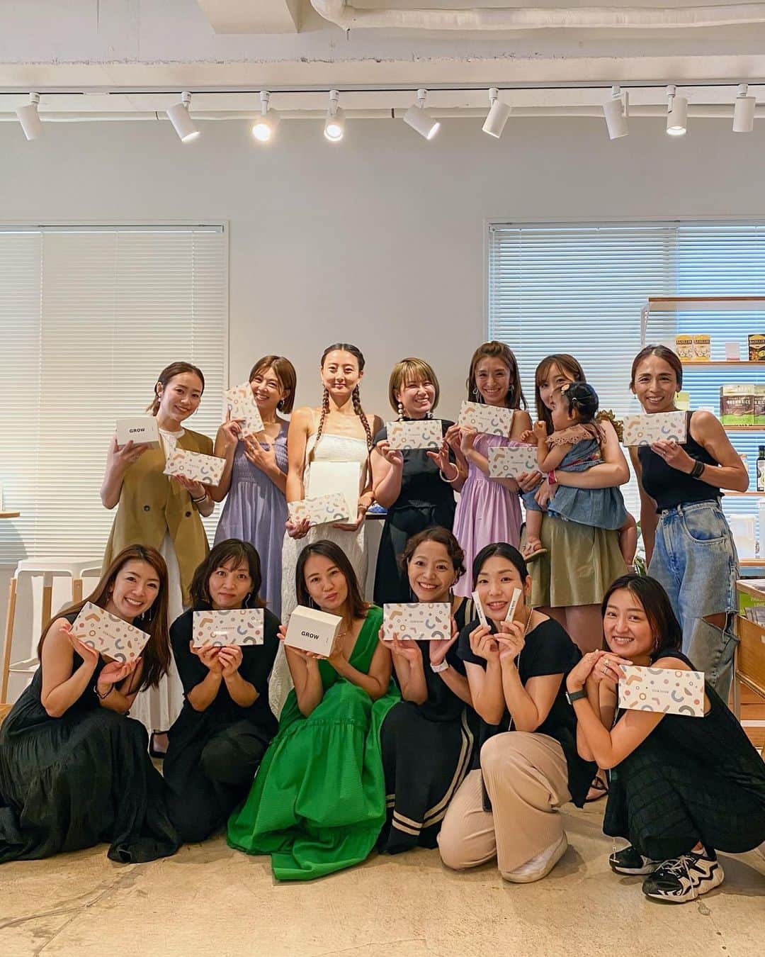 吉田夏海さんのインスタグラム写真 - (吉田夏海Instagram)「腸内細菌研究のAuB @aubinc_official さんの腸内環境のお勉強会に行ってきました☺️✨  皆さんは腸活してますか？  あたしは子供が生まれる前まではそこまで考えずに食事をしてましたが子供が生まれてから添加物に気をつけたりバランスの良い食事を作ろうと意識するようにはなったけど💭  腸内環境を良くしよう！とは考えてなかったので今回勉強させてもらって腸内環境はとても大事なんだなぁと気付かせていただきました❤️‍🔥  腸は "第二の脳" と言われているくらいとても大事な場所で腸内環境が整うと  ☑︎免疫力が上がる ☑︎便秘や下痢などの便通の改善 ☑︎太りにくくなる ☑︎妊娠のしやすくなる ☑︎ストレスが感じなくなる ☑︎アレルギー症状の緩和 ☑︎快眠につながる ☑︎ダイエット効果　　など  良いことがたくさんなんです💖  幼少期にどれだけさまざまな菌をれるかで将来の健康も大きく変わってくるみたいで今から子供の腸活もしっかり考えていきたいと思いました🥺🙏  でも月に30種類の発酵食品を摂ることや腸内に1000種類もの菌があると良いと言われてますがなかなか摂取するのも大変。。  そこでAubさんが作るこのサプリメントがとてもいいんです👏  Kids baseは約30種類の多様な菌を配合したもので無味無臭だから混ぜても味が変わらないのでサッとお水に混ぜたりお味噌汁に入れたりできちゃうから子供も摂りやすくてとても良いなぁと💭🤗  もちろん大人向けにも菌を摂るオーブベースや食物繊維ミックスのオーブグロウは①②③で入ってる菌が違うので色んな菌を摂ることができるので飲んでて楽しいし良かったです🫶  Aubさんは便の研究チームを作りそこから商品開発をしてるとのことでなんとも信頼できる企業さんと久しぶりに学ぶことができて楽しかったです🥰  ありがとうございました🙏✨  #PR #aub #オーブフォーキッズ  #腸活 #腸育」7月22日 10時07分 - natsumiiiiiiiiiii