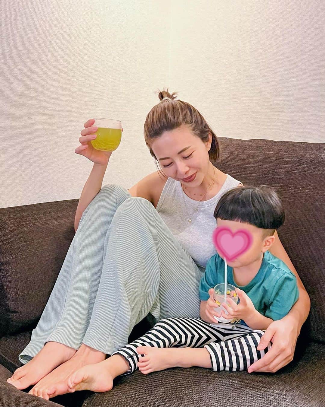 吉田夏海さんのインスタグラム写真 - (吉田夏海Instagram)「腸内細菌研究のAuB @aubinc_official さんの腸内環境のお勉強会に行ってきました☺️✨  皆さんは腸活してますか？  あたしは子供が生まれる前まではそこまで考えずに食事をしてましたが子供が生まれてから添加物に気をつけたりバランスの良い食事を作ろうと意識するようにはなったけど💭  腸内環境を良くしよう！とは考えてなかったので今回勉強させてもらって腸内環境はとても大事なんだなぁと気付かせていただきました❤️‍🔥  腸は "第二の脳" と言われているくらいとても大事な場所で腸内環境が整うと  ☑︎免疫力が上がる ☑︎便秘や下痢などの便通の改善 ☑︎太りにくくなる ☑︎妊娠のしやすくなる ☑︎ストレスが感じなくなる ☑︎アレルギー症状の緩和 ☑︎快眠につながる ☑︎ダイエット効果　　など  良いことがたくさんなんです💖  幼少期にどれだけさまざまな菌をれるかで将来の健康も大きく変わってくるみたいで今から子供の腸活もしっかり考えていきたいと思いました🥺🙏  でも月に30種類の発酵食品を摂ることや腸内に1000種類もの菌があると良いと言われてますがなかなか摂取するのも大変。。  そこでAubさんが作るこのサプリメントがとてもいいんです👏  Kids baseは約30種類の多様な菌を配合したもので無味無臭だから混ぜても味が変わらないのでサッとお水に混ぜたりお味噌汁に入れたりできちゃうから子供も摂りやすくてとても良いなぁと💭🤗  もちろん大人向けにも菌を摂るオーブベースや食物繊維ミックスのオーブグロウは①②③で入ってる菌が違うので色んな菌を摂ることができるので飲んでて楽しいし良かったです🫶  Aubさんは便の研究チームを作りそこから商品開発をしてるとのことでなんとも信頼できる企業さんと久しぶりに学ぶことができて楽しかったです🥰  ありがとうございました🙏✨  #PR #aub #オーブフォーキッズ  #腸活 #腸育」7月22日 10時07分 - natsumiiiiiiiiiii