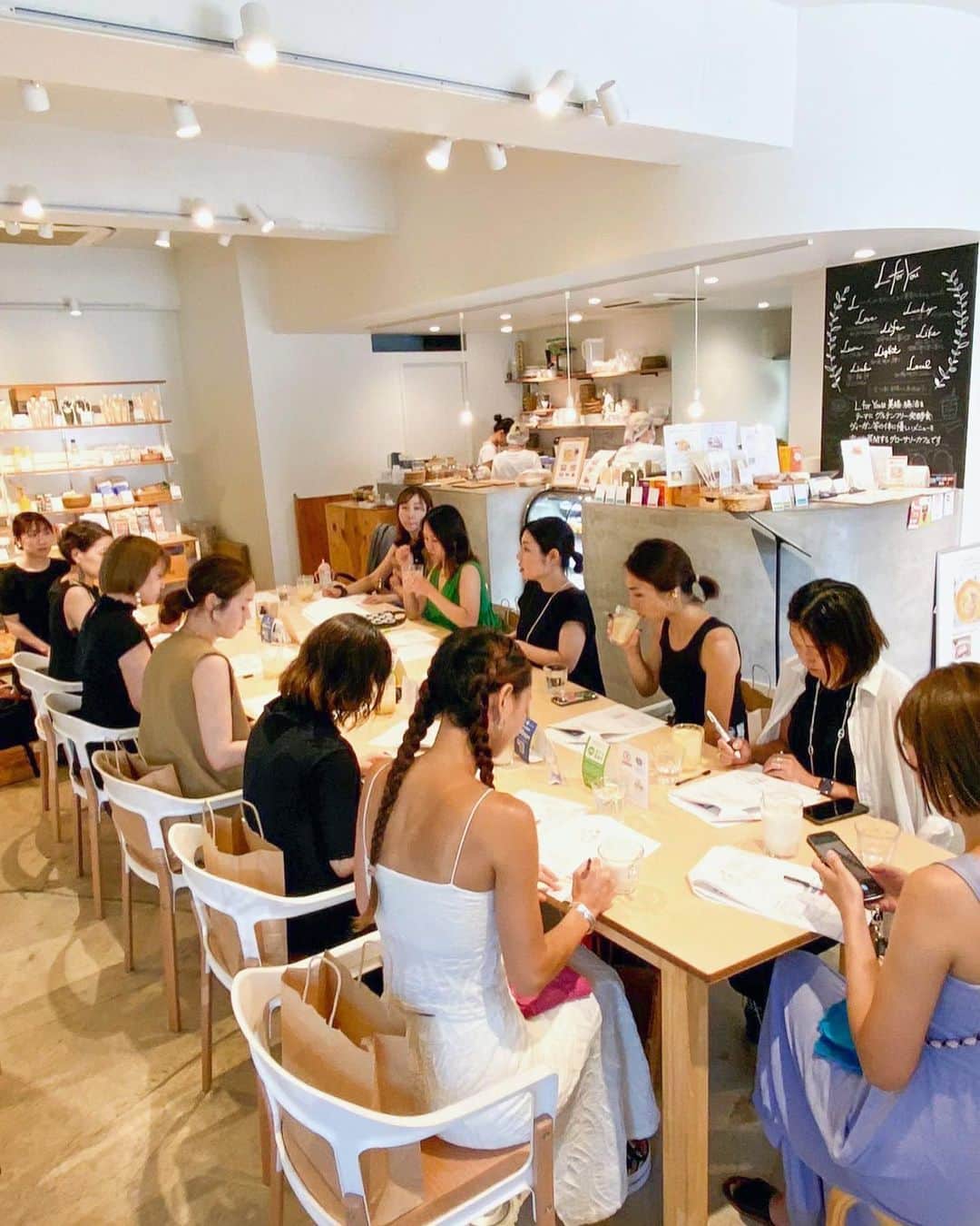 吉田夏海さんのインスタグラム写真 - (吉田夏海Instagram)「腸内細菌研究のAuB @aubinc_official さんの腸内環境のお勉強会に行ってきました☺️✨  皆さんは腸活してますか？  あたしは子供が生まれる前まではそこまで考えずに食事をしてましたが子供が生まれてから添加物に気をつけたりバランスの良い食事を作ろうと意識するようにはなったけど💭  腸内環境を良くしよう！とは考えてなかったので今回勉強させてもらって腸内環境はとても大事なんだなぁと気付かせていただきました❤️‍🔥  腸は "第二の脳" と言われているくらいとても大事な場所で腸内環境が整うと  ☑︎免疫力が上がる ☑︎便秘や下痢などの便通の改善 ☑︎太りにくくなる ☑︎妊娠のしやすくなる ☑︎ストレスが感じなくなる ☑︎アレルギー症状の緩和 ☑︎快眠につながる ☑︎ダイエット効果　　など  良いことがたくさんなんです💖  幼少期にどれだけさまざまな菌をれるかで将来の健康も大きく変わってくるみたいで今から子供の腸活もしっかり考えていきたいと思いました🥺🙏  でも月に30種類の発酵食品を摂ることや腸内に1000種類もの菌があると良いと言われてますがなかなか摂取するのも大変。。  そこでAubさんが作るこのサプリメントがとてもいいんです👏  Kids baseは約30種類の多様な菌を配合したもので無味無臭だから混ぜても味が変わらないのでサッとお水に混ぜたりお味噌汁に入れたりできちゃうから子供も摂りやすくてとても良いなぁと💭🤗  もちろん大人向けにも菌を摂るオーブベースや食物繊維ミックスのオーブグロウは①②③で入ってる菌が違うので色んな菌を摂ることができるので飲んでて楽しいし良かったです🫶  Aubさんは便の研究チームを作りそこから商品開発をしてるとのことでなんとも信頼できる企業さんと久しぶりに学ぶことができて楽しかったです🥰  ありがとうございました🙏✨  #PR #aub #オーブフォーキッズ  #腸活 #腸育」7月22日 10時07分 - natsumiiiiiiiiiii