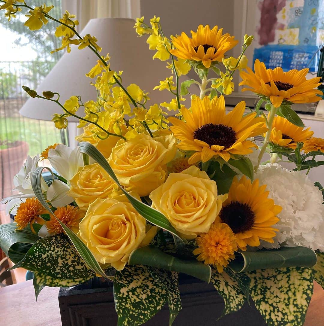川江美奈子さんのインスタグラム写真 - (川江美奈子Instagram)「・ お客さまが会場に送ってくださったお花が家に届きました。 今日歌を届けられず本当にごめんなさい。そしてありがとうございます。元気の出るお花。 このお花のような、七月の光に似合う曲をたっぷり用意していたのでどこかの機会にまるごとお届けできたらと思っています。またお目にかかれることを願っています。  ・  今朝トニーベネットさんが天国へ旅立たれたニュースを知りました。 大好きな方です。ビルエヴァンスさんとの2人きりのレコーディングでは、ピアノと歌の妙に惹き込まれて何度も何度も聴きました。笑顔ばかりが浮かぶ本当にいかしたgreat singer、いつまでも聴き続けたいと思います。」7月22日 10時08分 - minakokawae