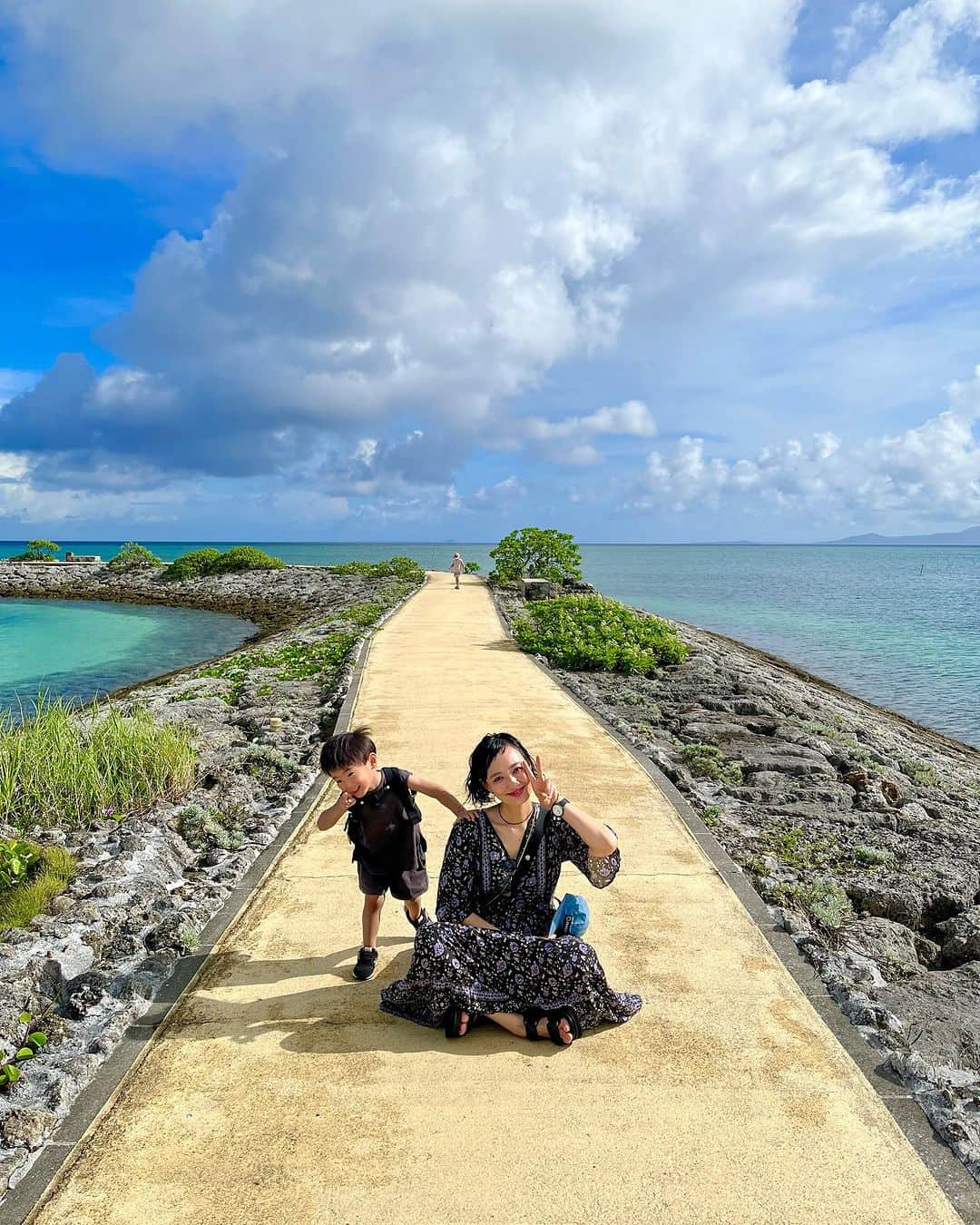 田中真奈美のインスタグラム：「おはようございます☀️ . 久しぶりに同じホテルに泊まったので同じ場所で写真を撮ってみました🥰🌺 . 40歳⬅️29歳 3、4枚目は11年前のアメブロにアップした写真です✌️ . 2人が一緒に写ってるのもまた今の自分らしくていい👦🏻👦🏻✌️✨ . 海をみながら朝散歩🏖🌈🌺💕 また行けるように頑張ろ〜✈️ . . . #福岡ママ  #天神美容室  #大名美容室  #福岡美容室 #y家の夏休み🌺2023」