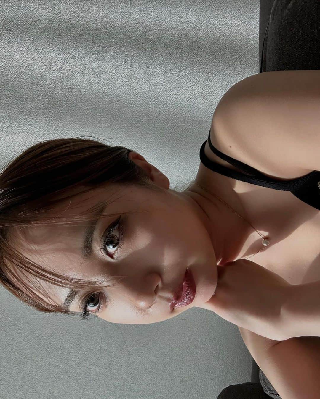 のインスタグラム：「g'm🌞  7/19(水)〜阪急うめだ2Fのコトコトステージで @celvoke.jp のPOP-UPが開催されていて、ひと足先にA/Wコスメでメイクしてみました🍁  阪急うめだ本店ではどこの店舗よりも早くA/Wアイテムが発売されてるので、秋メイク先取りしたい方はぜひ🥂  世界的なメイクアップアーティストの鷲巣裕香さんのメイクショーが今日の14:00〜、17:00〜と2部にわたって行われるそうなのでぜひ足を運んでみてね。♡  ちなみに、、、 アイメイクは、ヴァティックアイパレットEX05 CalicoCat(阪急うめだイベント限定カラー)。 まぶたの目尻にヴァティックアイズ22を☝🏼 目の下にうっすらとイラボレートジェルアイライナー02Grayで囲みラインを描いてます やっぱりメイクも何もかも秋が好き🏵️  #Celvoke #セルヴォーク #秋コスメ2023」