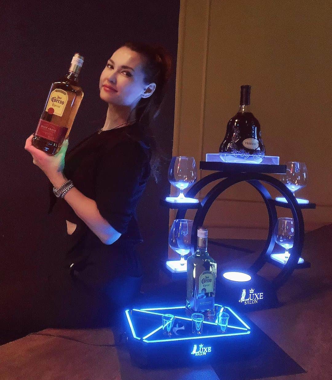 のインスタグラム：「Rainy day? No problem ! Just drink Te-quila and be happy 💃 数年ぶりにフィリピンでクエルボ社達の方々とミーティングが出来てもしかしたらまた来年メキシコに行けるかもしれない🇲🇽🌵 5年ぶりに皆と植えたアガベの実見れに行けるかな？！楽しみすぎる💚」