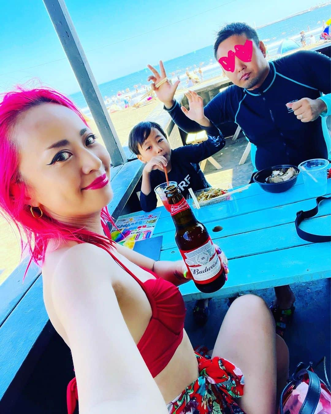 ニーコさんのインスタグラム写真 - (ニーコInstagram)「海の日の写真🏖️ ニーコ家の家訓「海の日は海へ」🩵 そして江ノ島へ行くと帰りに必ず行く！しらす丼屋さん。美味しくて居心地良くてお気に入りのお店🩵🩵 #海の日#海#家族で#海水浴#江ノ島#江ノ島グルメ」7月22日 10時35分 - neeko_isuzu