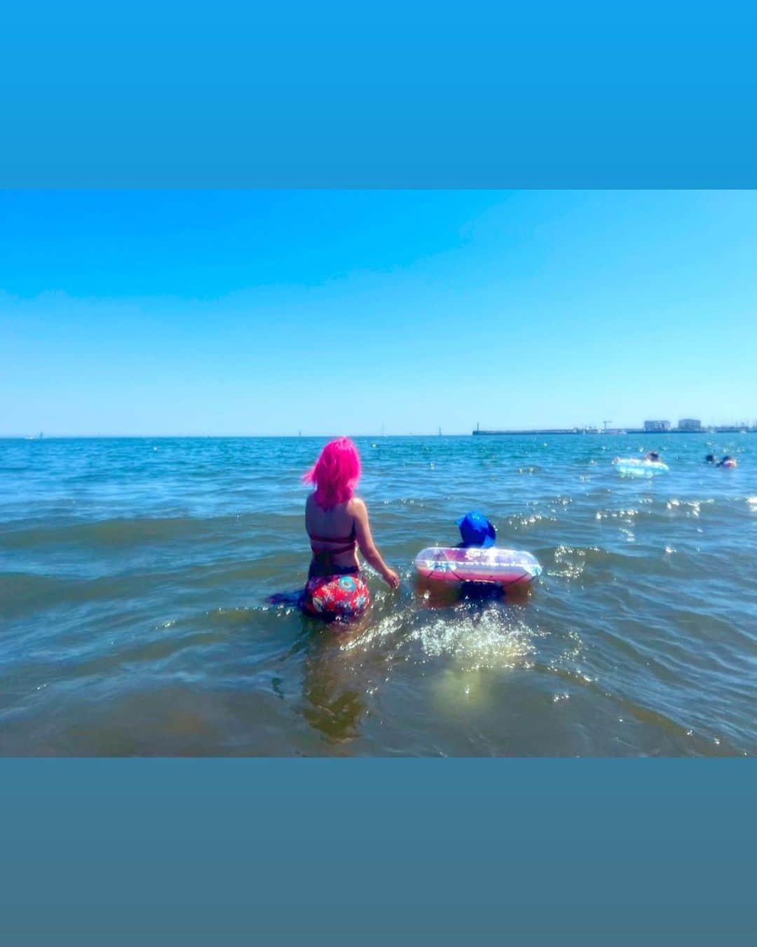 ニーコさんのインスタグラム写真 - (ニーコInstagram)「海の日の写真🏖️ ニーコ家の家訓「海の日は海へ」🩵 そして江ノ島へ行くと帰りに必ず行く！しらす丼屋さん。美味しくて居心地良くてお気に入りのお店🩵🩵 #海の日#海#家族で#海水浴#江ノ島#江ノ島グルメ」7月22日 10時35分 - neeko_isuzu