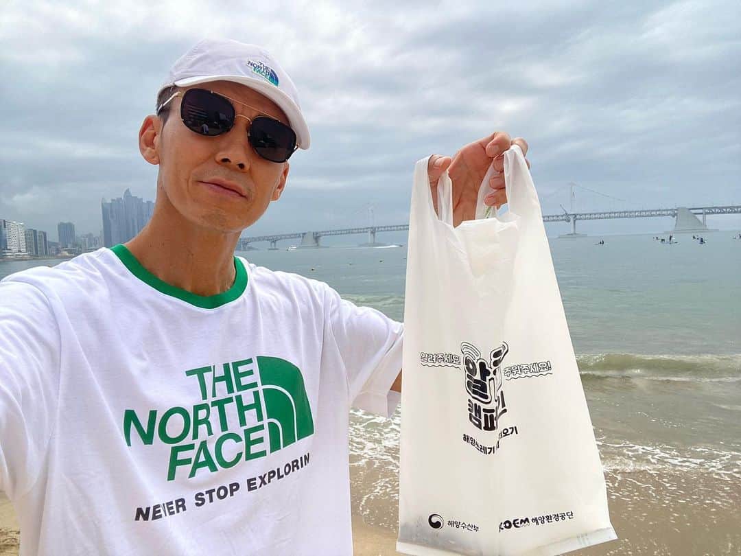 ジヌションのインスタグラム：「🌊 부산 광안리 해수욕장 플로깅하러 왔습니다 깨끗하게 쓰레기 싹 다 주워볼게요^^ #알줍캠페인 #플로깅」