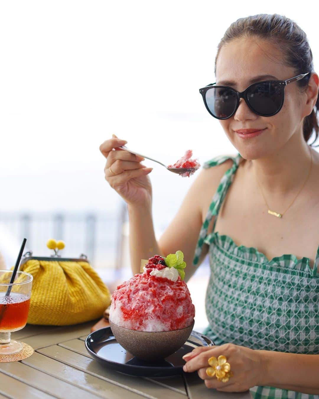 田中幸恵のインスタグラム：「___ . 待ちに待った 🍧の季節が始まった♡  どれも美味しそうで迷ったけど @miiikunkun オススメの 苺ミルクに🍓🥛🍧  お気に入りのお花リングは @kajabijoux_official   ちょこんとついたグリーンのカラーストーンが可愛いネックレスは　@stellarhollywood のもの。  偶然にもkajabijouxは今日まで♡ ステラは明日7/19から名古屋高島屋で ポップアップだそう☺️  夏はパッと映えるアクセサリーが大活躍🫰🫰🫰  #kajabijoux #kajabijouxofficial  #stellarhollywood #weekendmaxmara」