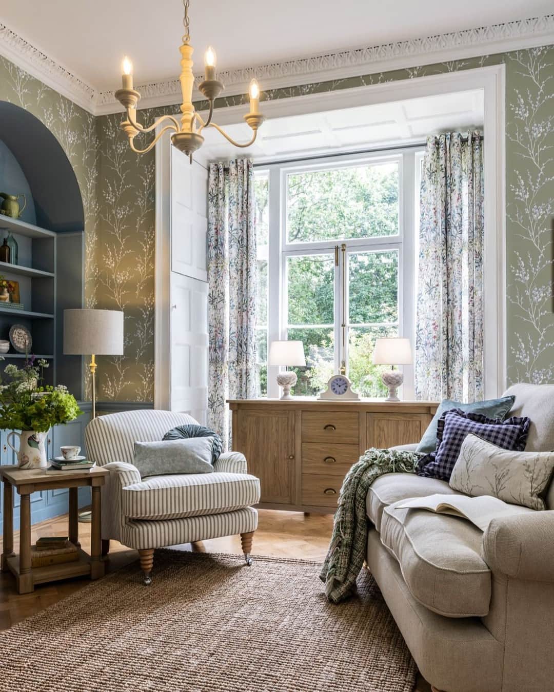 ローラアシュレイのインスタグラム：「Say hello to our new modern country story: the Wholesome Home Collection, celebrating a return to a simpler way of life, embracing the artful creation of products. Creating a cosy and relaxed atmosphere, this story features a blend of neutral tones and a delightful pop of colour, complemented by charming ditsy floral prints.⁣ ⁣ #TheWholesomeHome」