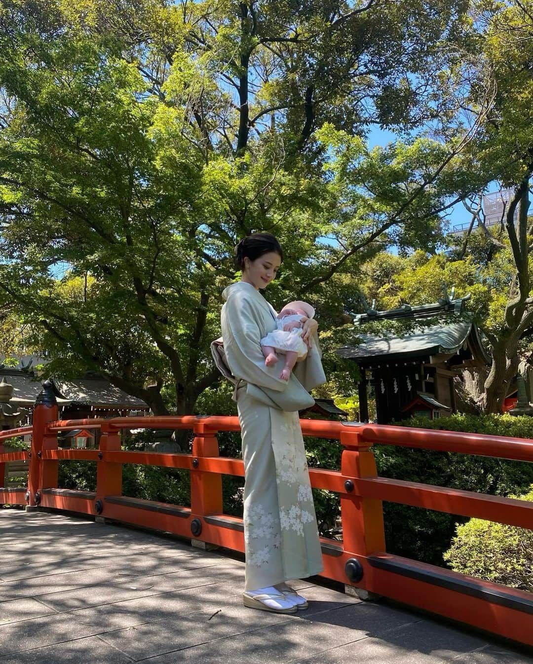 miiのインスタグラム：「お宮参り🤍 猛暑の中がんばりました💦👶🏻 私は夏用の着物を着ました！  #お宮参り#お宮参りフォト #生後1ヶ月」