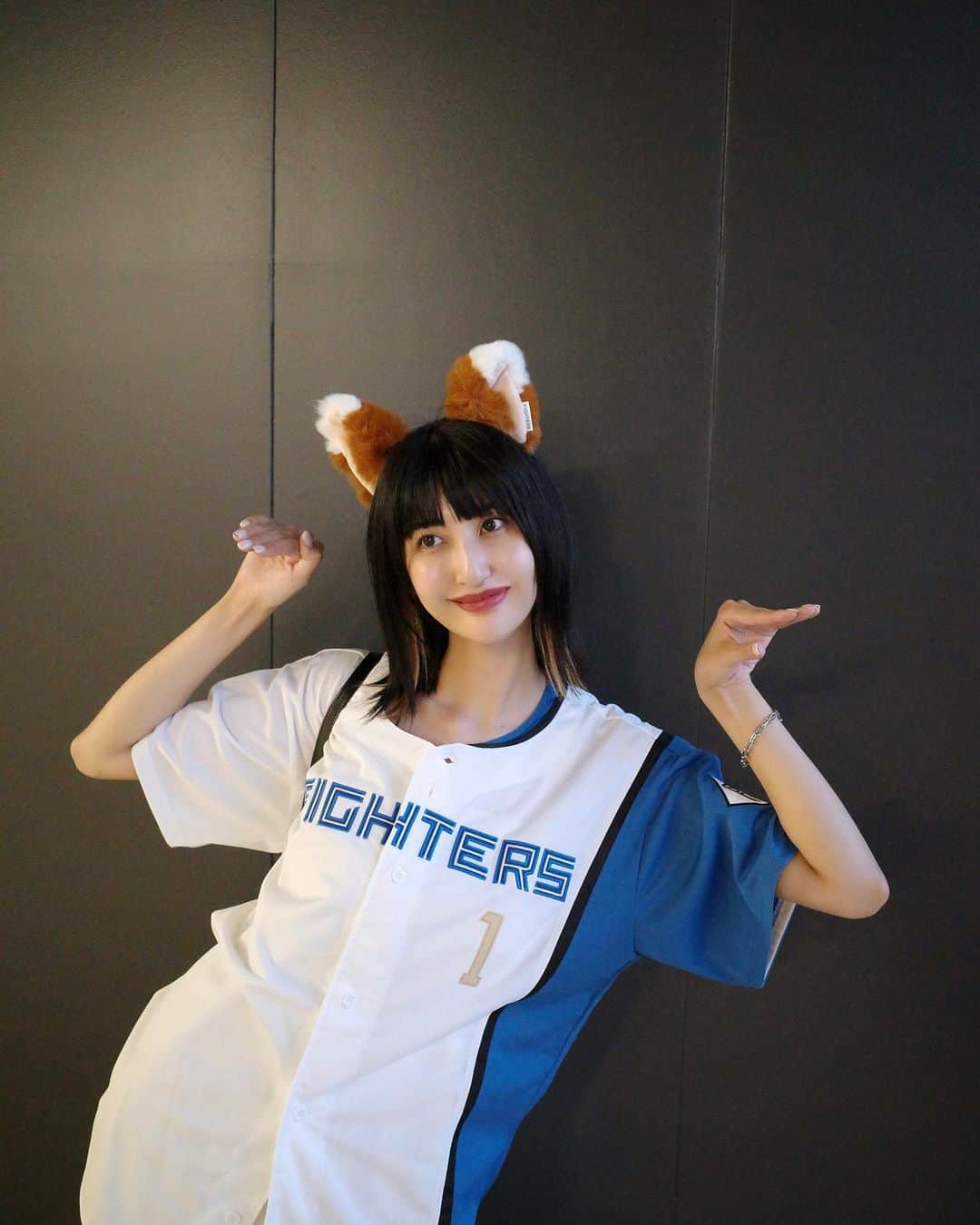 Lisaのインスタグラム：「🦊🦊  北海道旅行でエスコンフィールドがダントツ1番楽しかった⚾️近いし作りがかっこいいし🍺美味しいしご飯も美味しい。そして🍺半額なのが熱すぎた🥹❤️‍🔥❤️‍🔥  また絶対行きたい🥹🥹次はホテル泊まりたい🥲🥲  1枚目はきつねポーズっぽいと思ったけど全然違った1枚🤦🏼‍♀️  #エスコンフィールド#エスコンフィールド北海道」