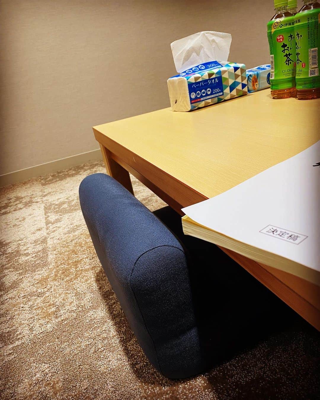関智一のインスタグラム：「今日はドラマの撮影 灼熱のロケから局へ移動 楽屋が過ごしやすくて最高です😃  #ドラマ #撮影 #涼しい #楽屋」