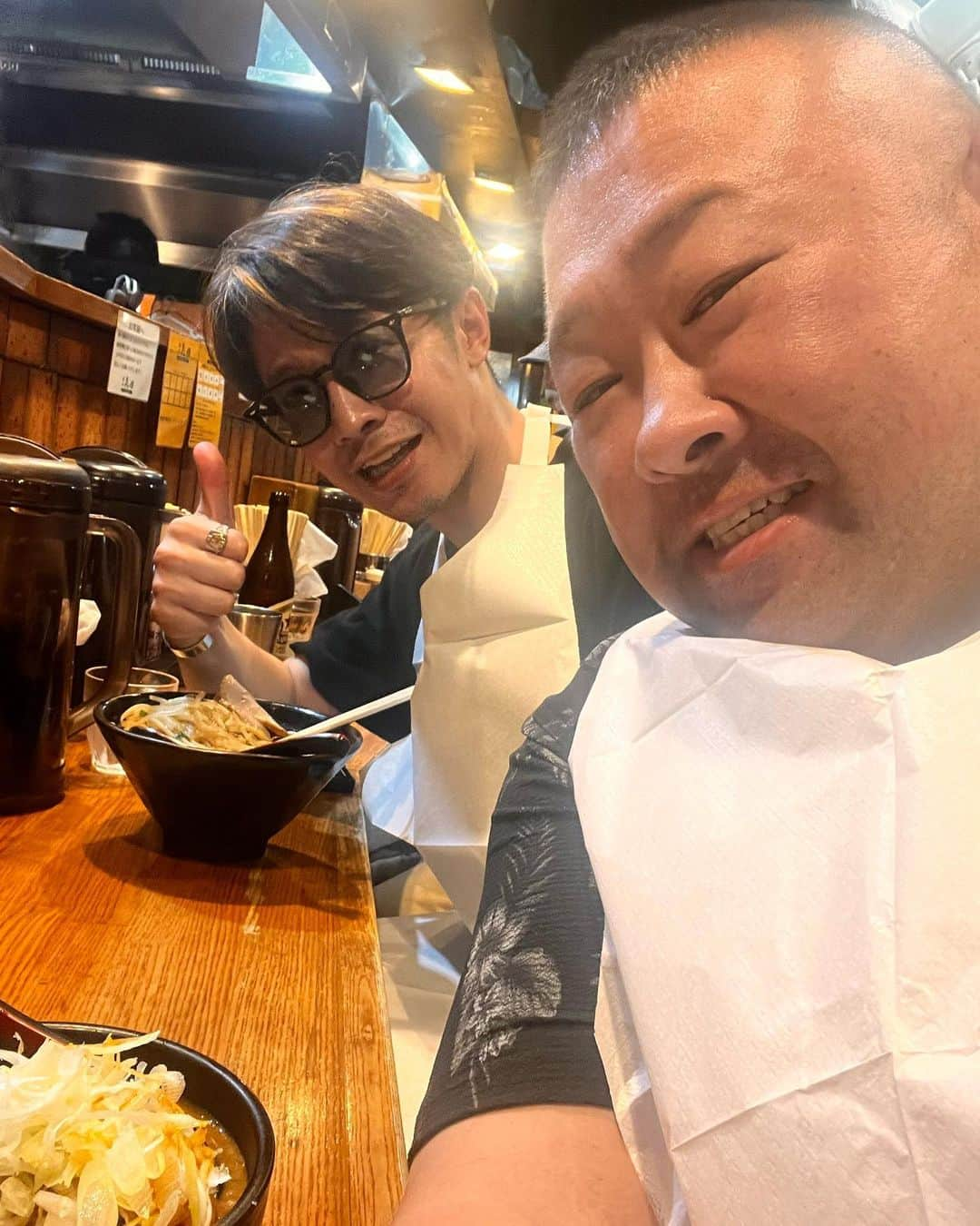 脇知弘さんのインスタグラム写真 - (脇知弘Instagram)「久々親友のわっしーと ラーメンデート🍜🍜🍜  それにしてもラーメンは最高に美味しいのに 店内も外も暑い😵😵😵  写真では伝わりませんが 汗まみれで二人共完食💦💦💦  夜も気温が34度😳  みなさんも熱中症にはお気を付けくださいませ🙏🙏🙏  #脇知弘#鷲足満#ラーメン#デート#暑い#汗まみれ#完食#気温#34度#熱中症#お気をつけて#親友#エターナルフレンド」7月18日 13時29分 - t_waki_at